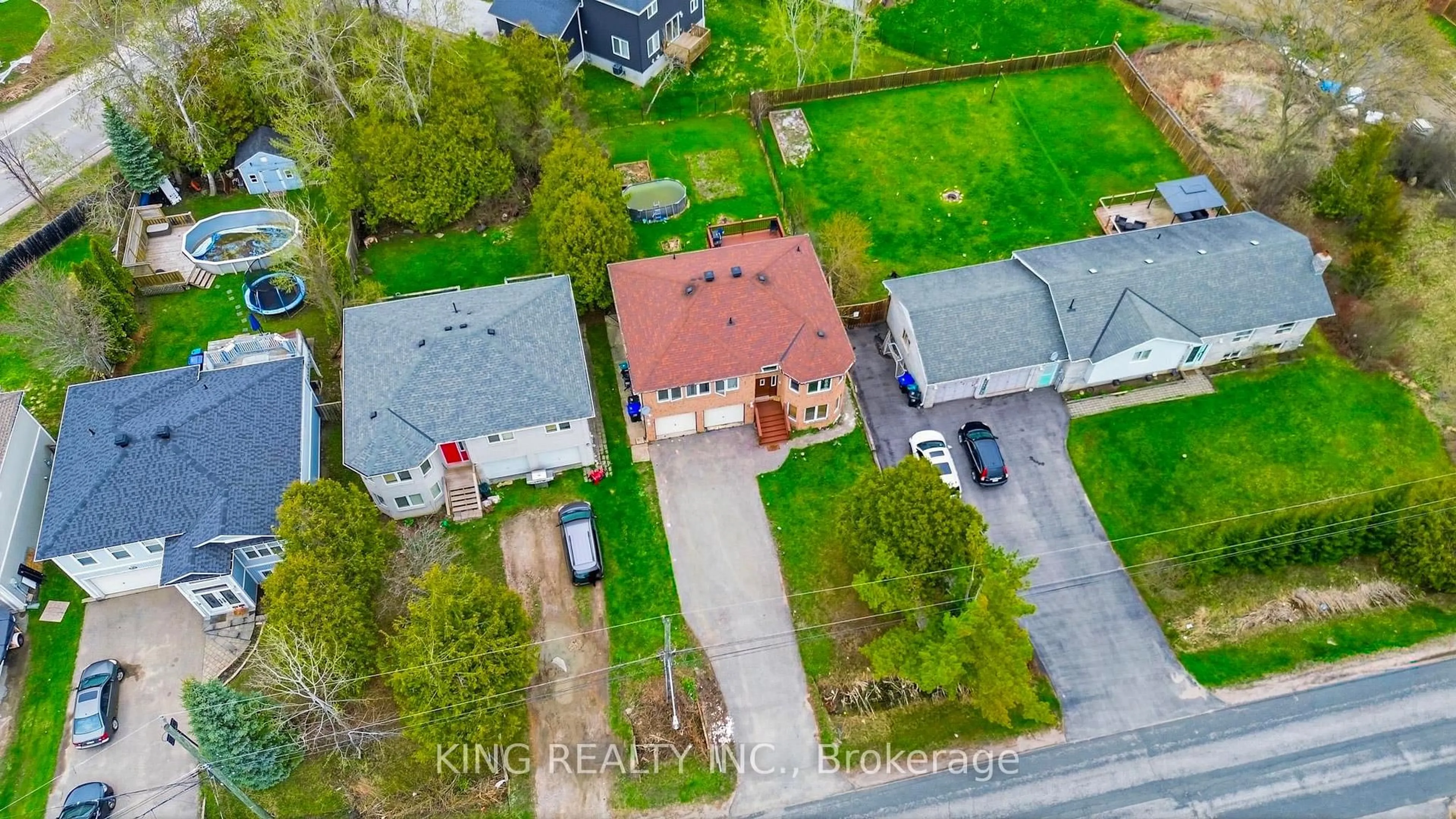A pic from outside/outdoor area/front of a property/back of a property/a pic from drone, street for 1181 Arnold St, Innisfil Ontario L0L 1C0