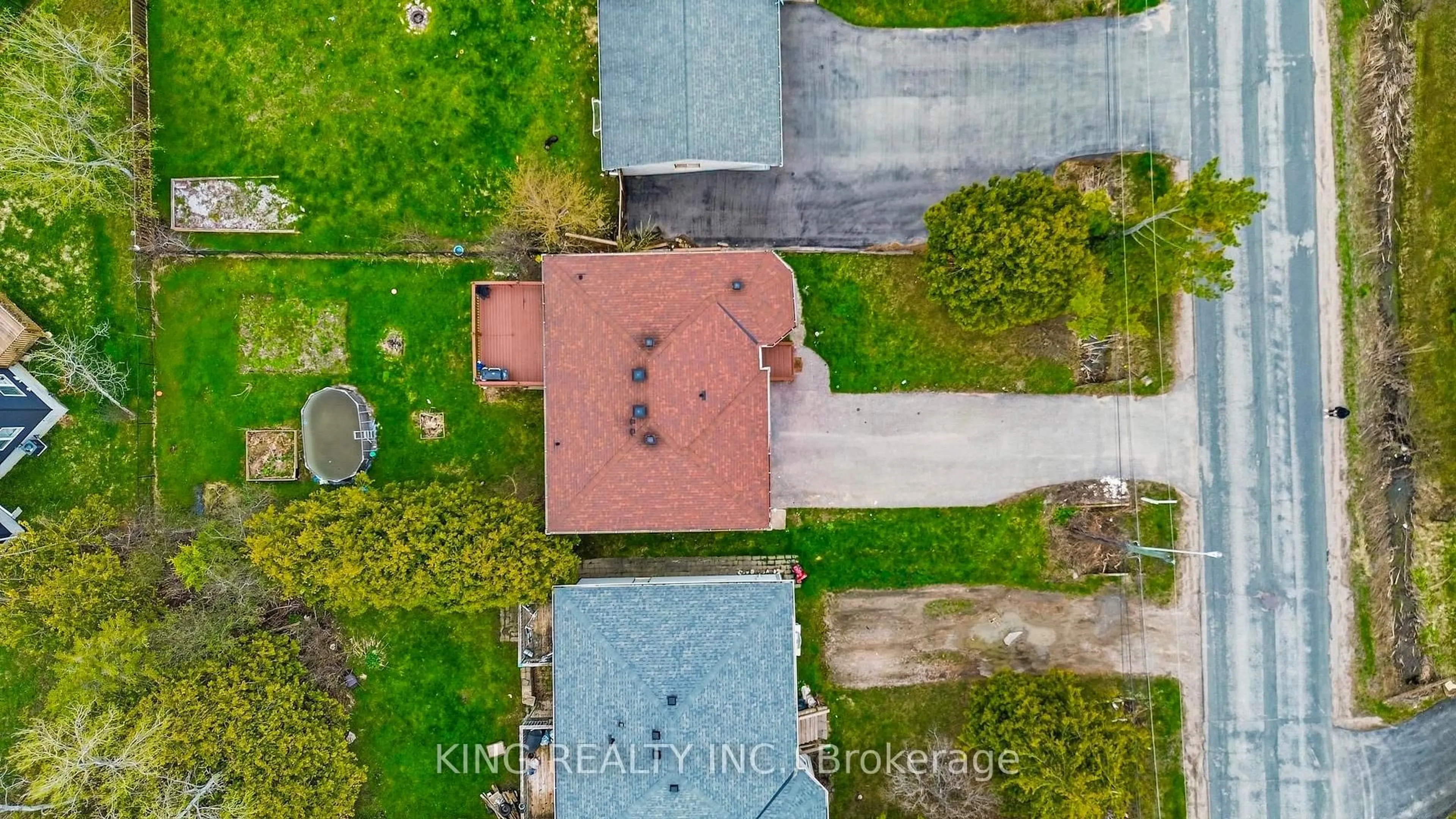 A pic from outside/outdoor area/front of a property/back of a property/a pic from drone, street for 1181 Arnold St, Innisfil Ontario L0L 1C0