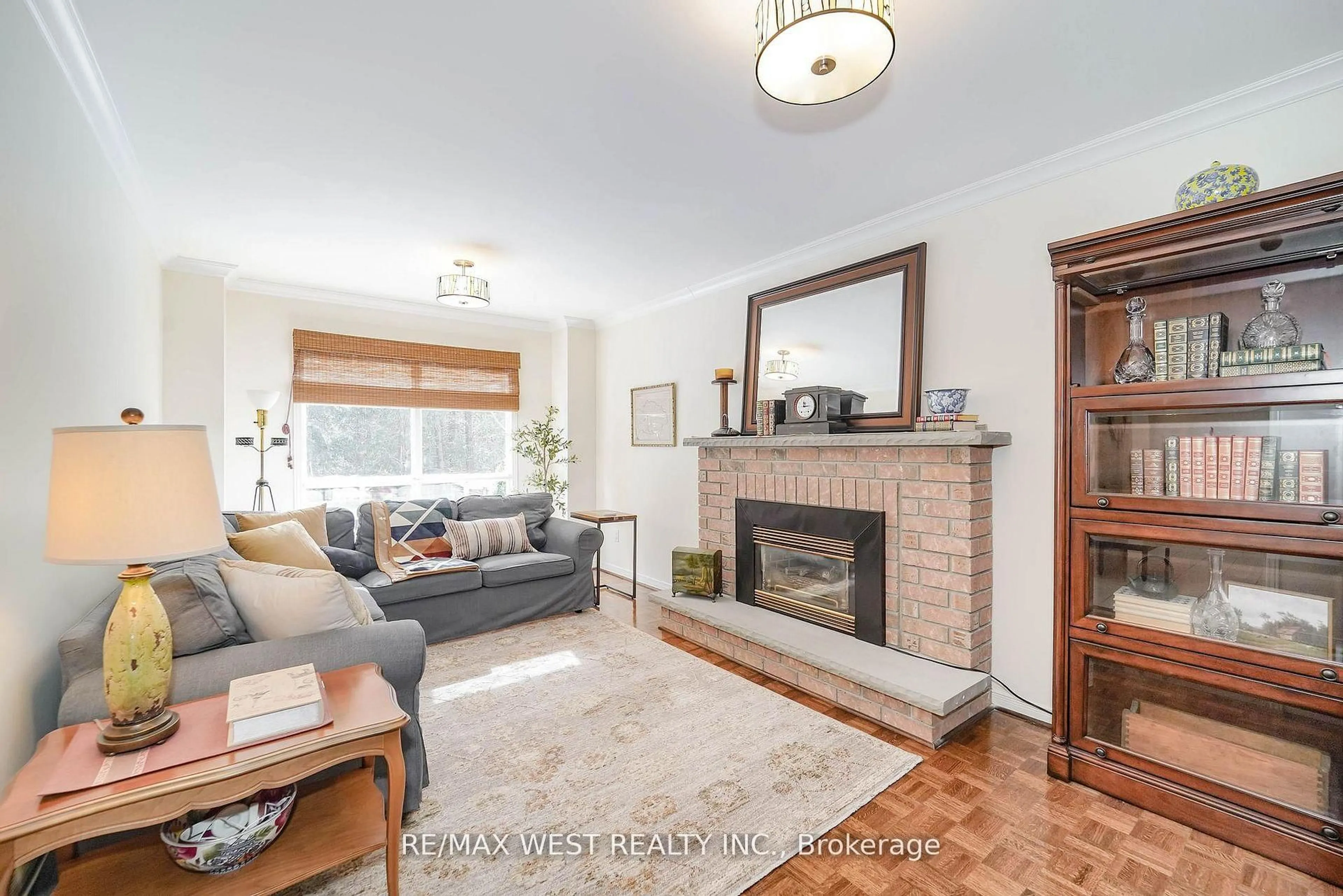 Living room with furniture, unknown for 43 Summitcrest Dr, Richmond Hill Ontario L4S 1A7