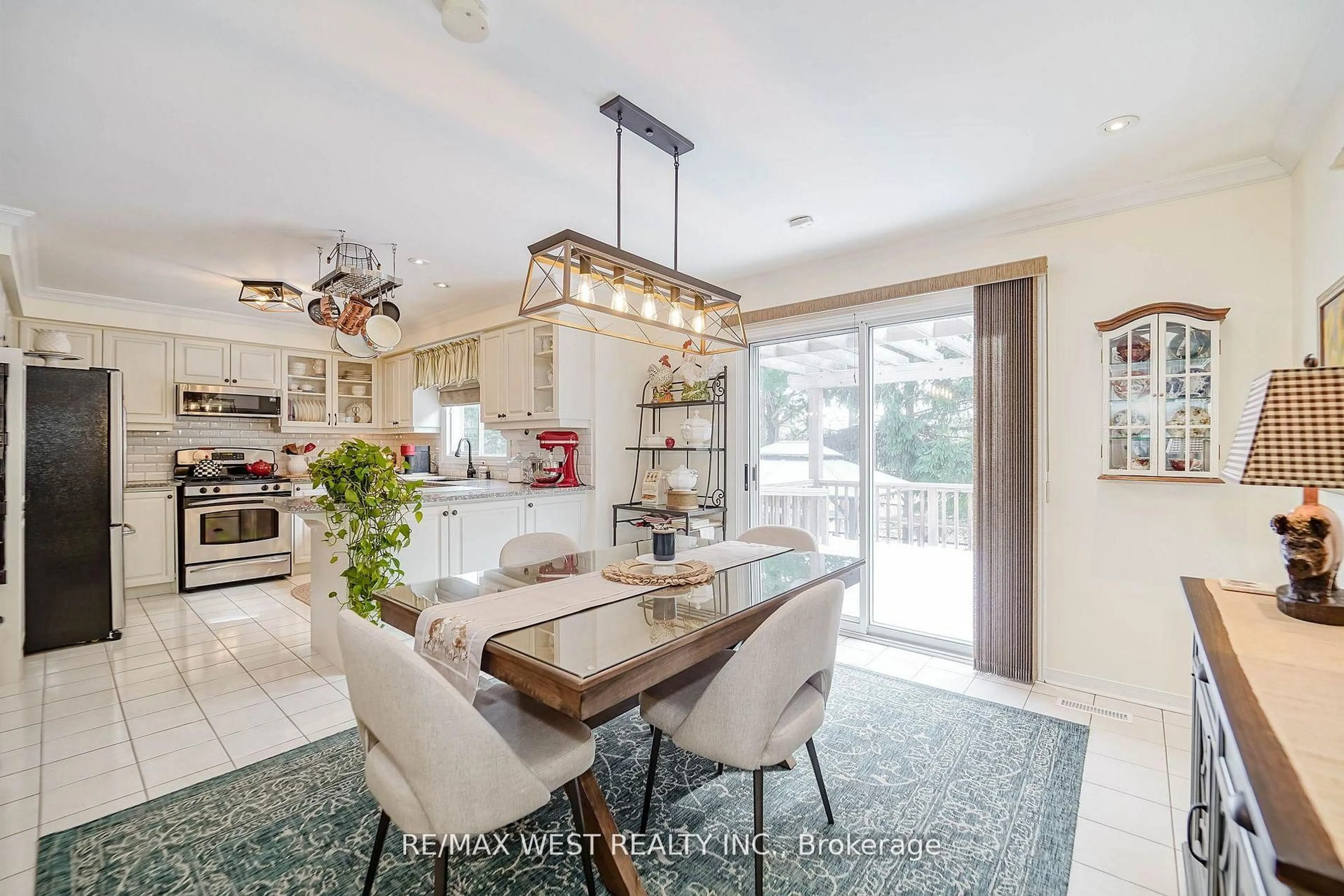 Open concept kitchen, ceramic/tile floor for 43 Summitcrest Dr, Richmond Hill Ontario L4S 1A7