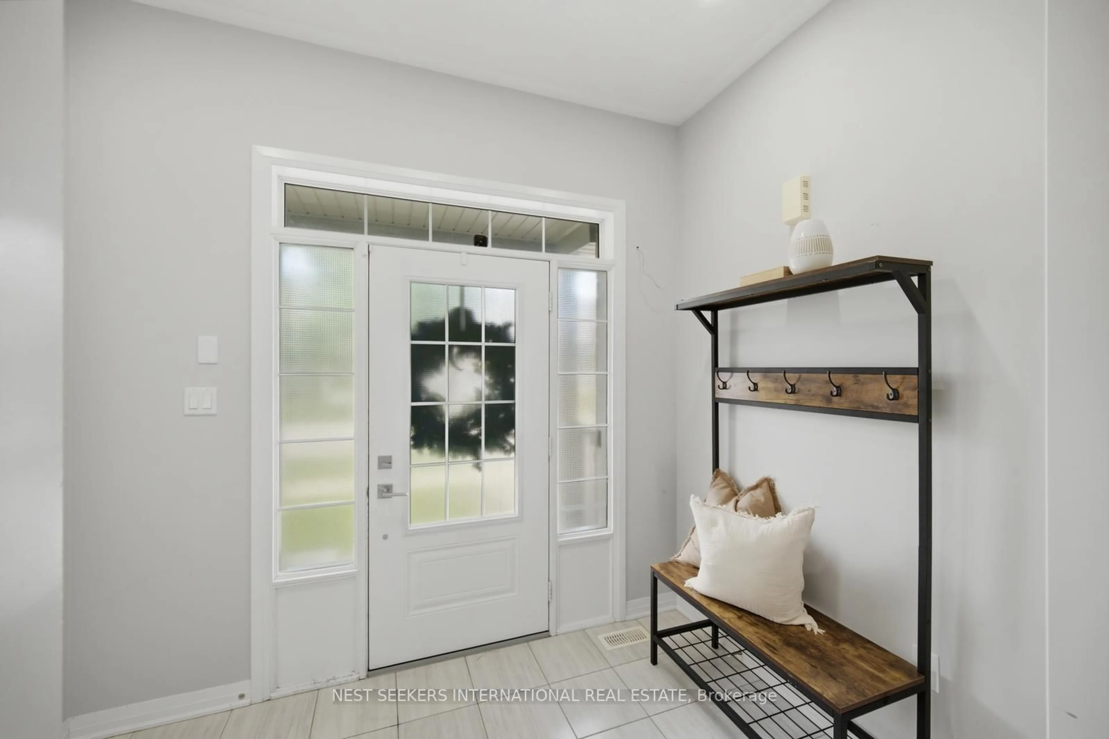 Indoor entryway for 35 Pridham Pl, New Tecumseth Ontario L0G 1W0