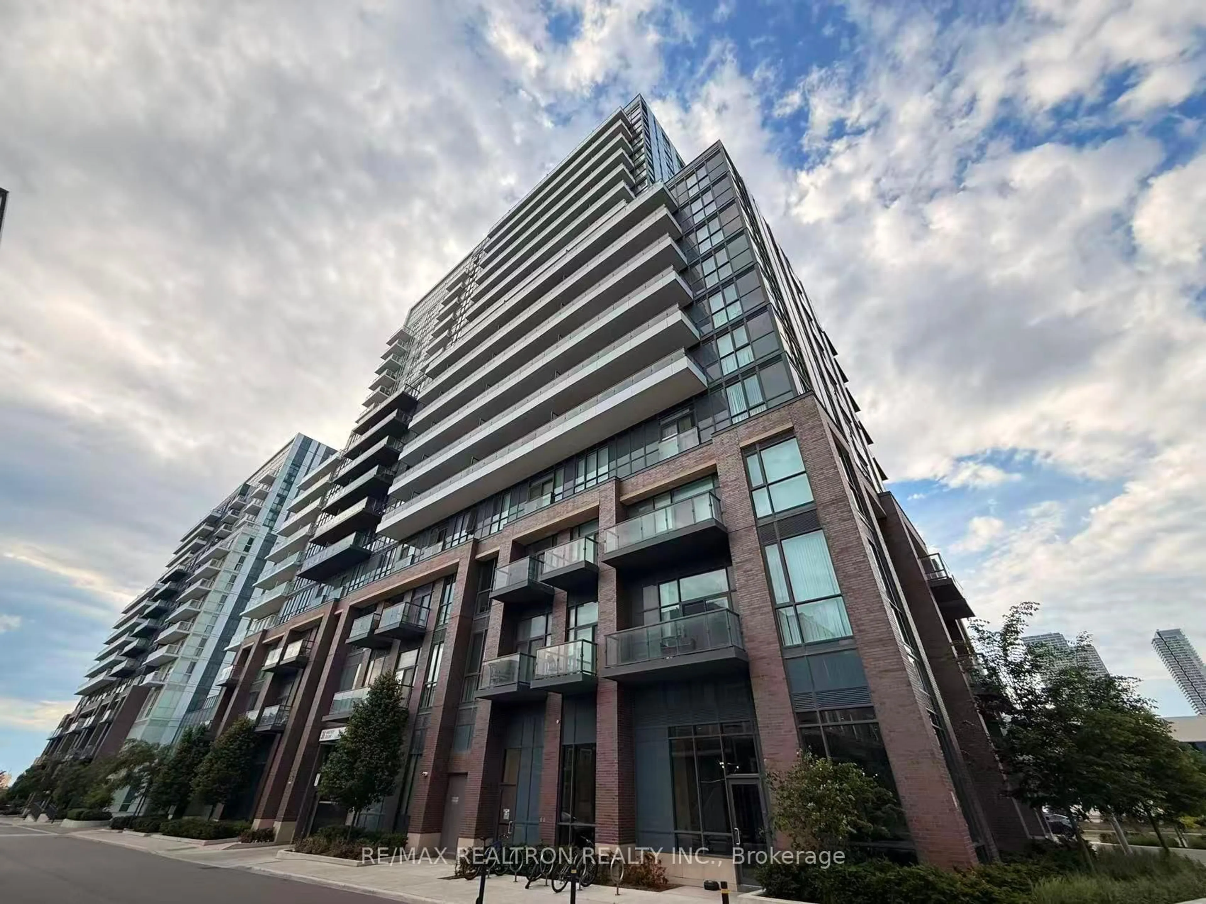 Indoor foyer for 38 Honeycrisp Cres #1611, Vaughan Ontario L4K 0M8