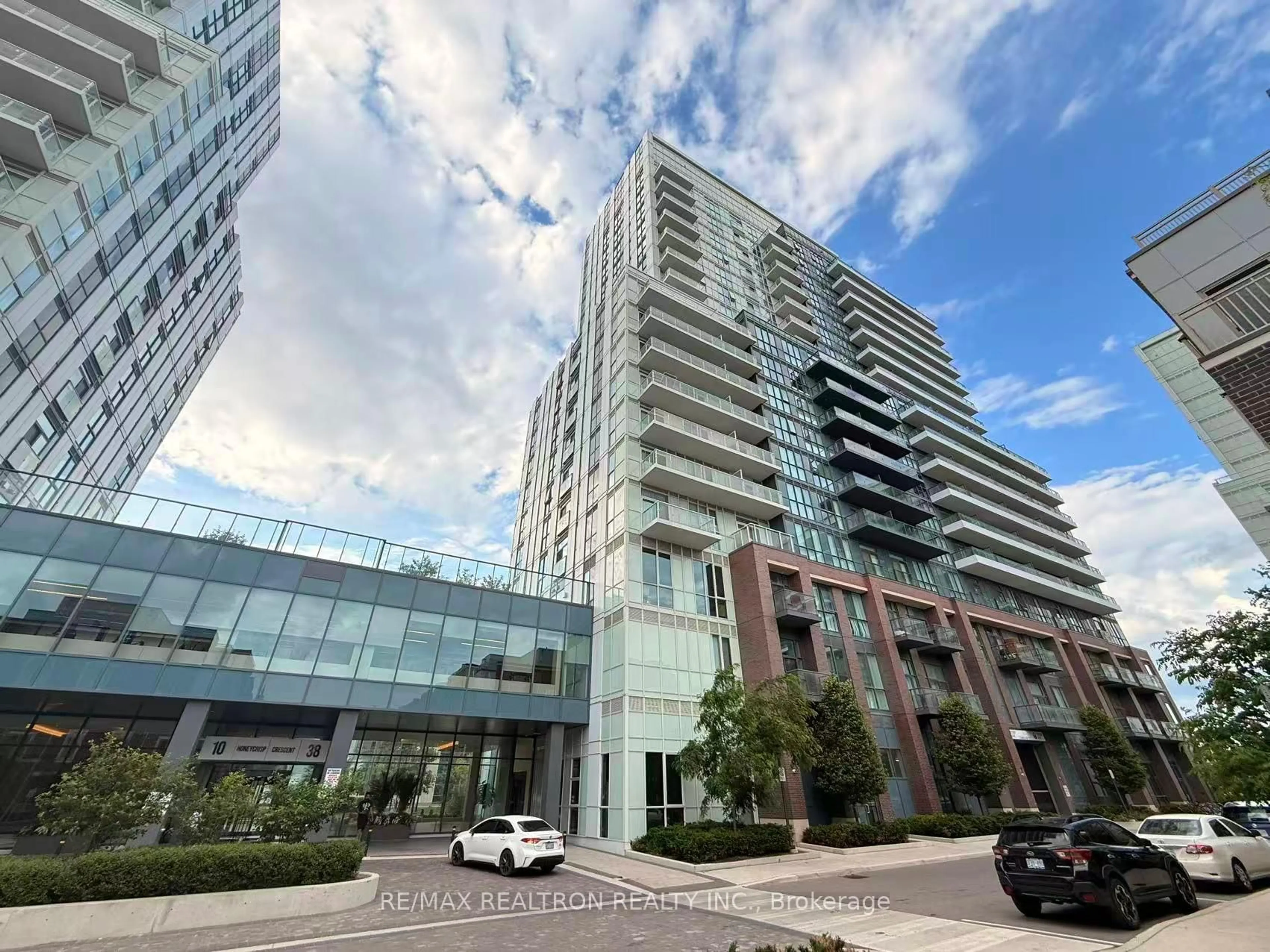 Indoor foyer for 38 Honeycrisp Cres #1611, Vaughan Ontario L4K 0M8