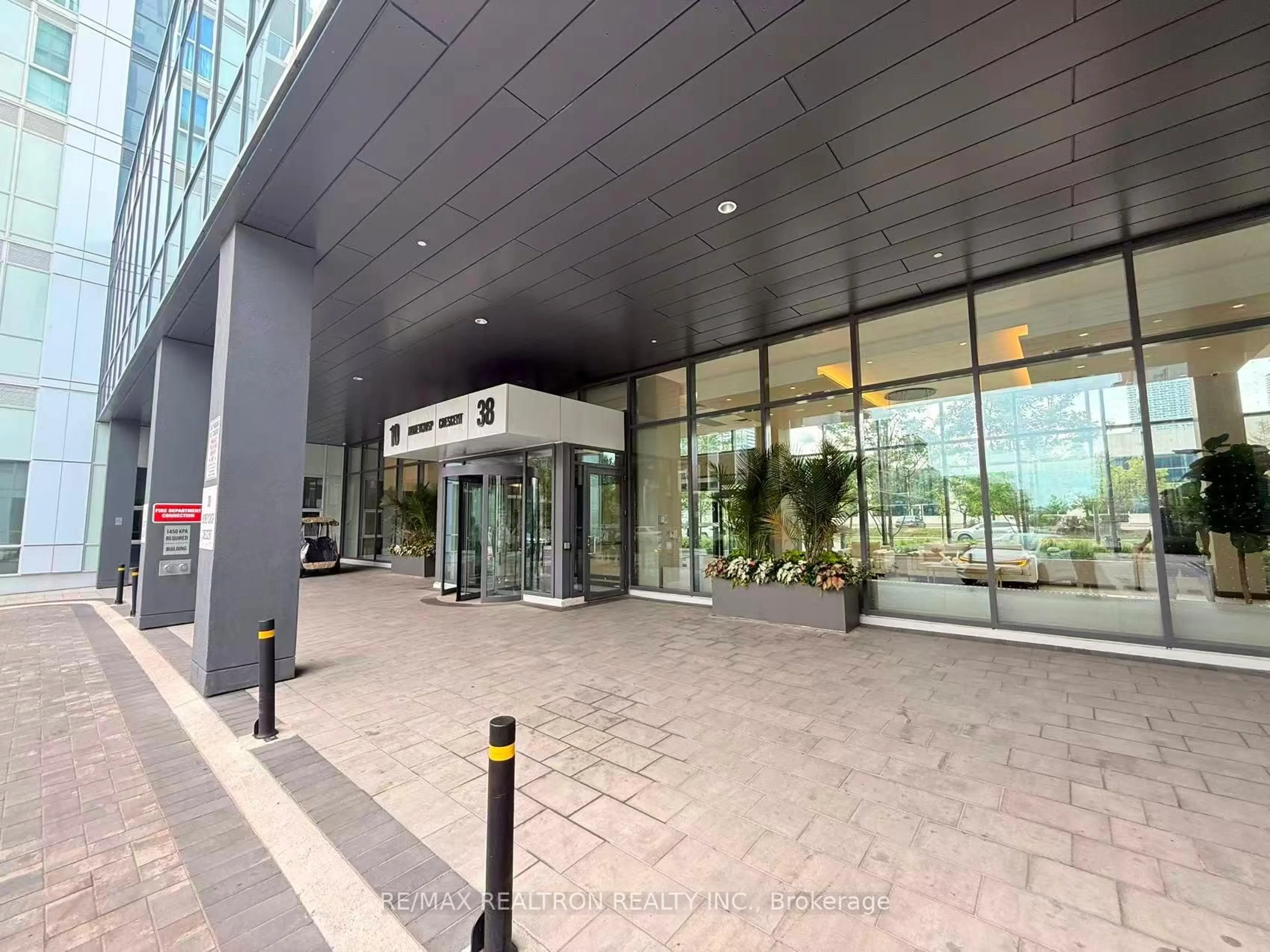 Indoor foyer for 38 Honeycrisp Cres #1611, Vaughan Ontario L4K 0M8