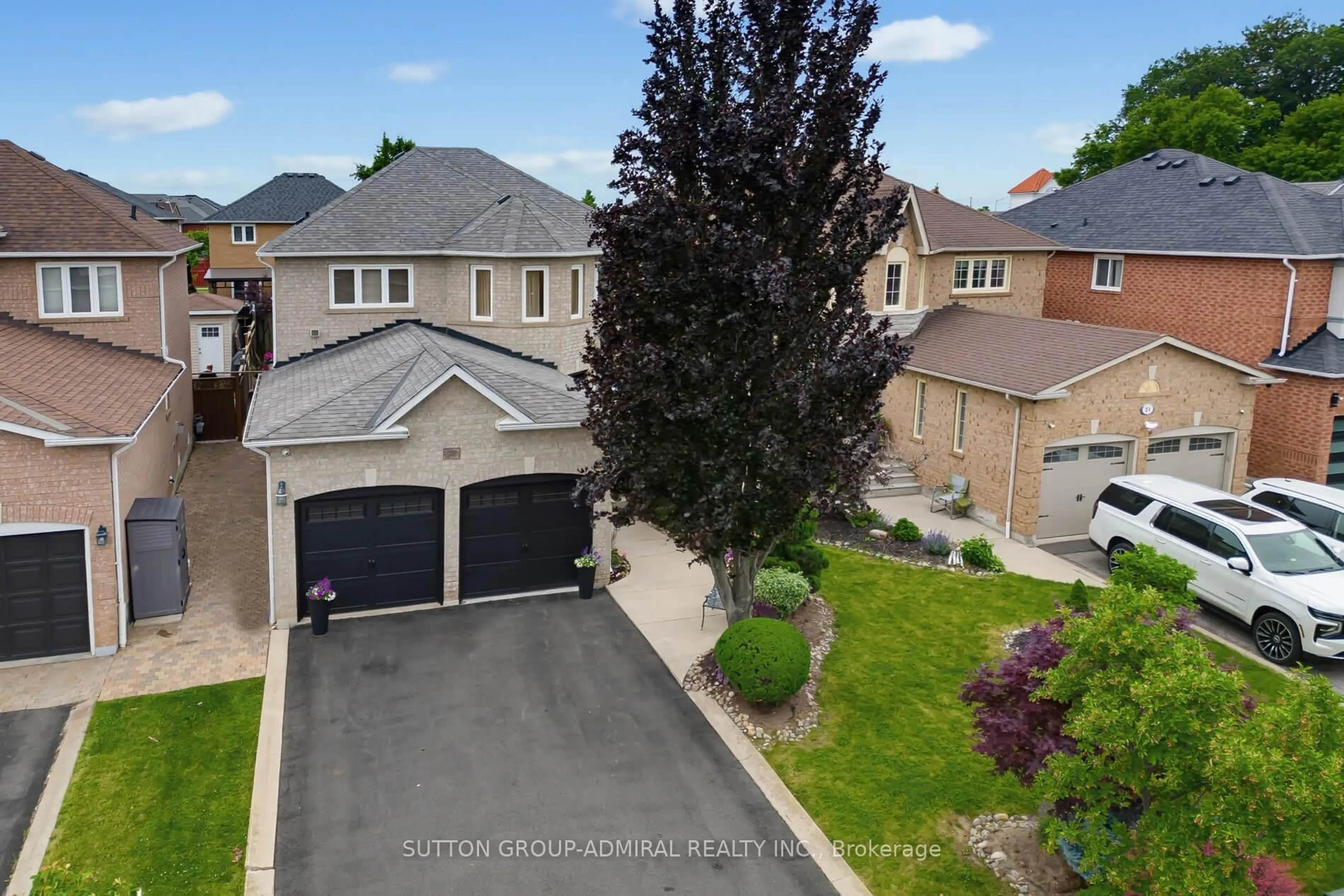 A pic from outside/outdoor area/front of a property/back of a property/a pic from drone, street for 27 Pine Hollow Cres, Vaughan Ontario L6A 2L6