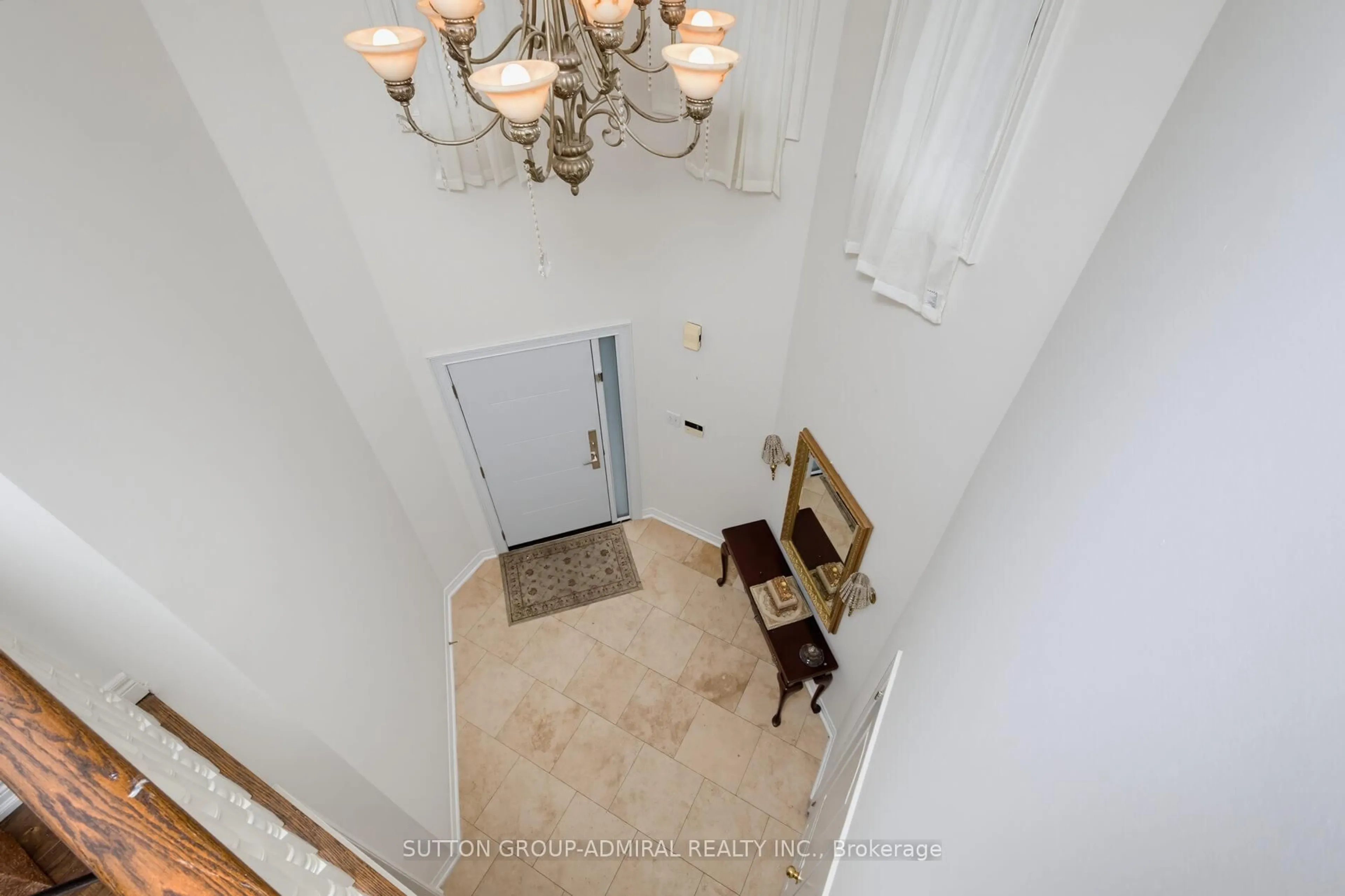 Indoor foyer for 27 Pine Hollow Cres, Vaughan Ontario L6A 2L6