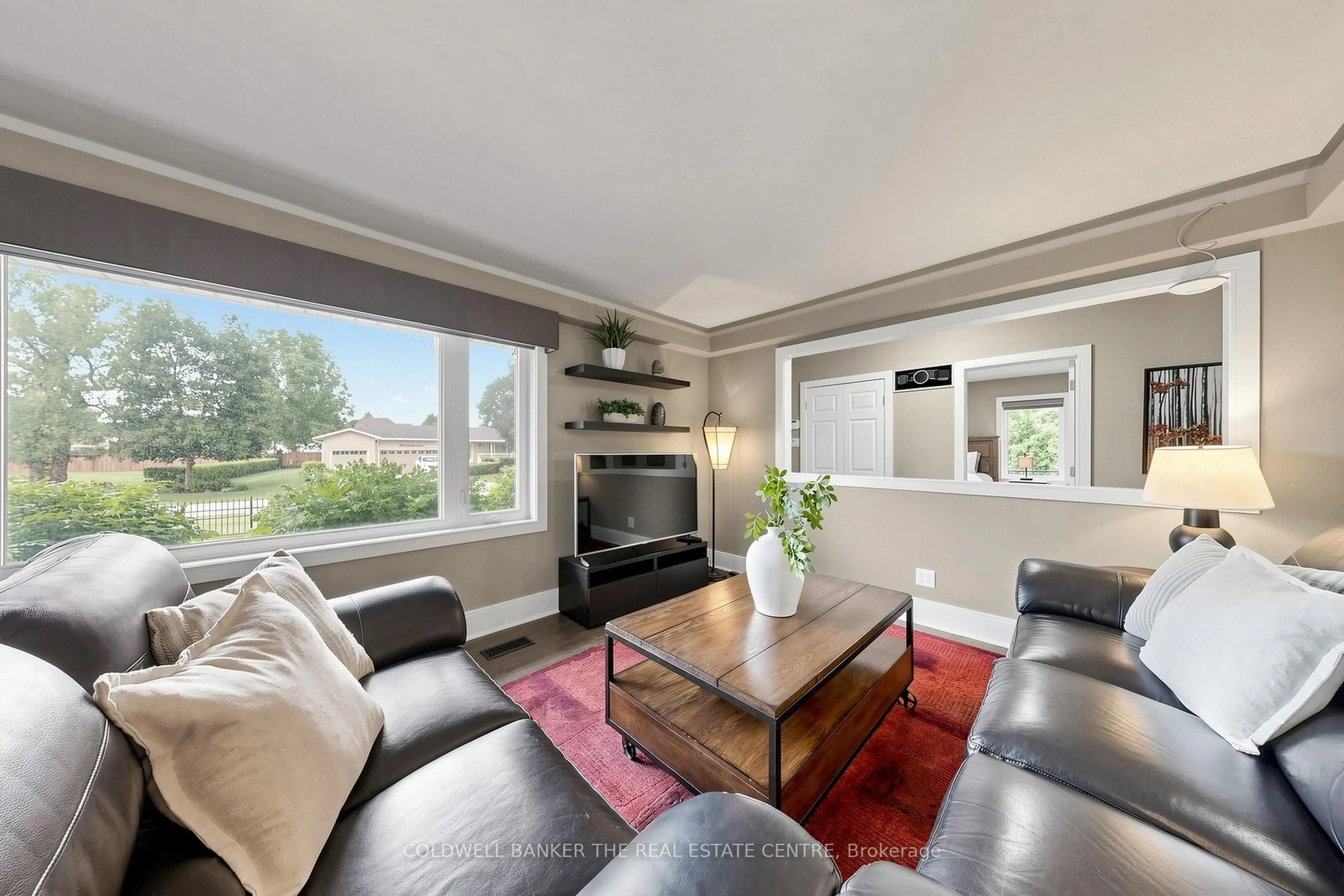 Living room with furniture, unknown for 35 Parkside Dr, East Gwillimbury Ontario L9N 1G2