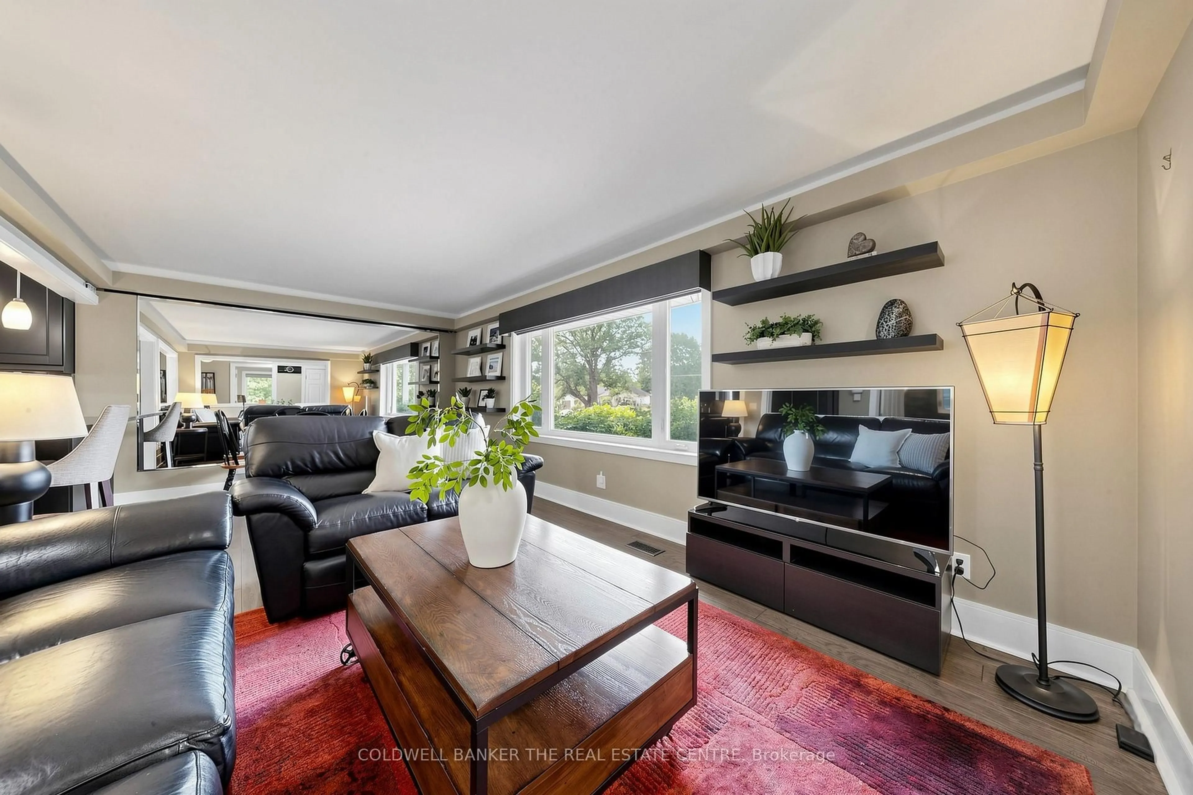 Living room with furniture, unknown for 35 Parkside Dr, East Gwillimbury Ontario L9N 1G2