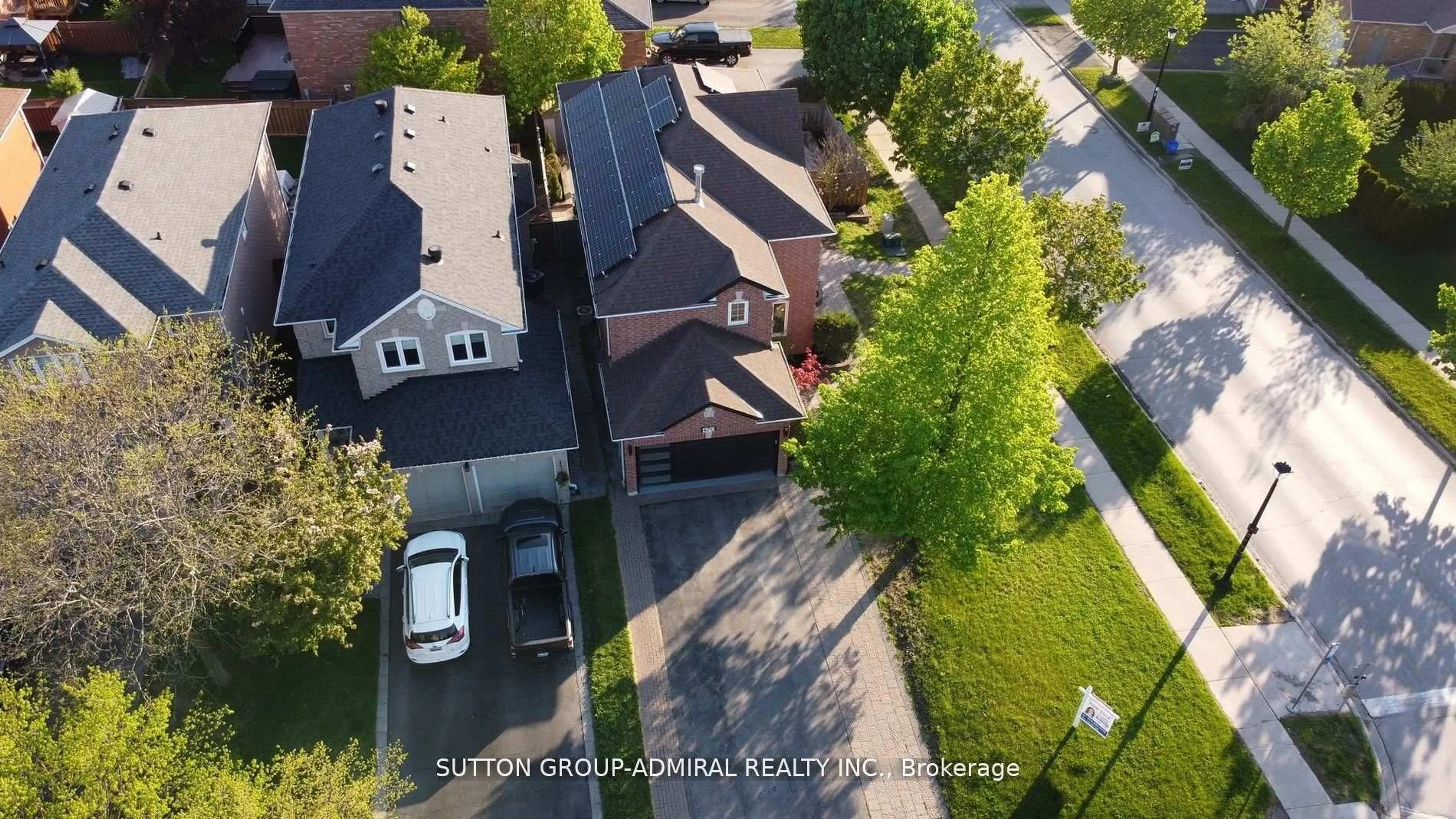 A pic from outside/outdoor area/front of a property/back of a property/a pic from drone, street for 470 Doubletree Lane, Newmarket Ontario L3X 2E9