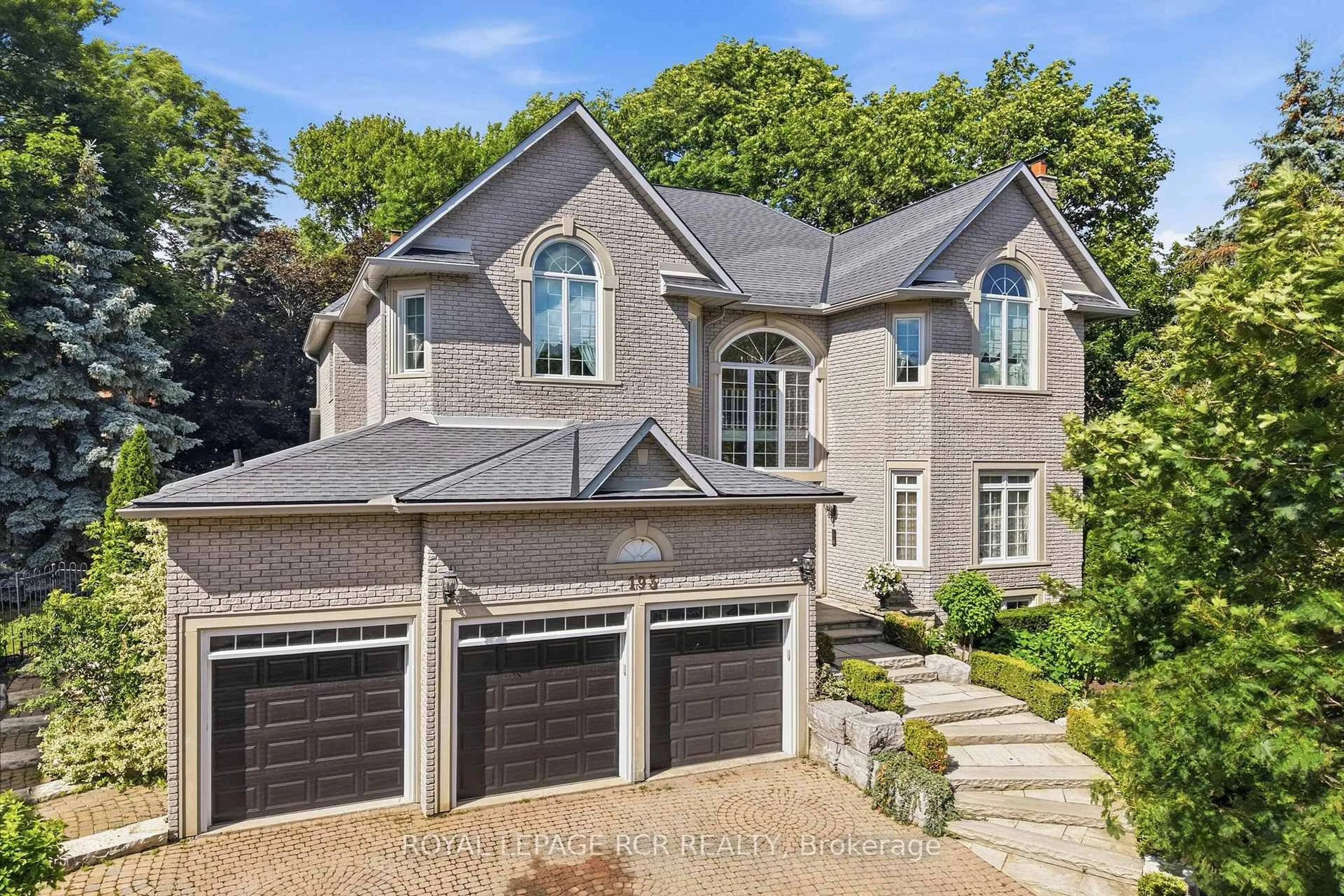 Home with brick exterior material, street for 193 Sherwood Pl, Newmarket Ontario L3Y 8E5