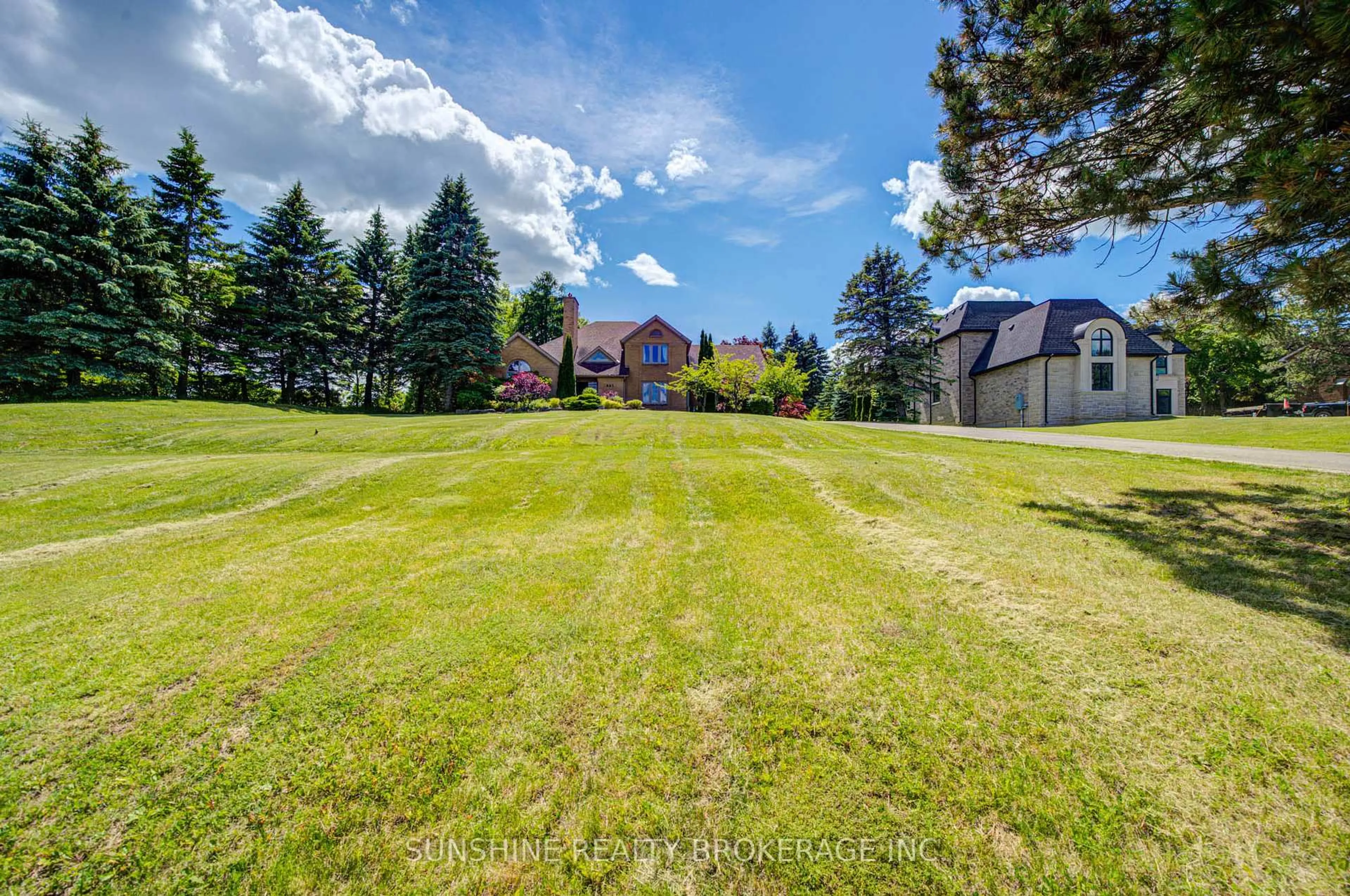 A pic from outside/outdoor area/front of a property/back of a property/a pic from drone, mountain view for 807 Woodland Acres Cres, Vaughan Ontario L6A 1G2