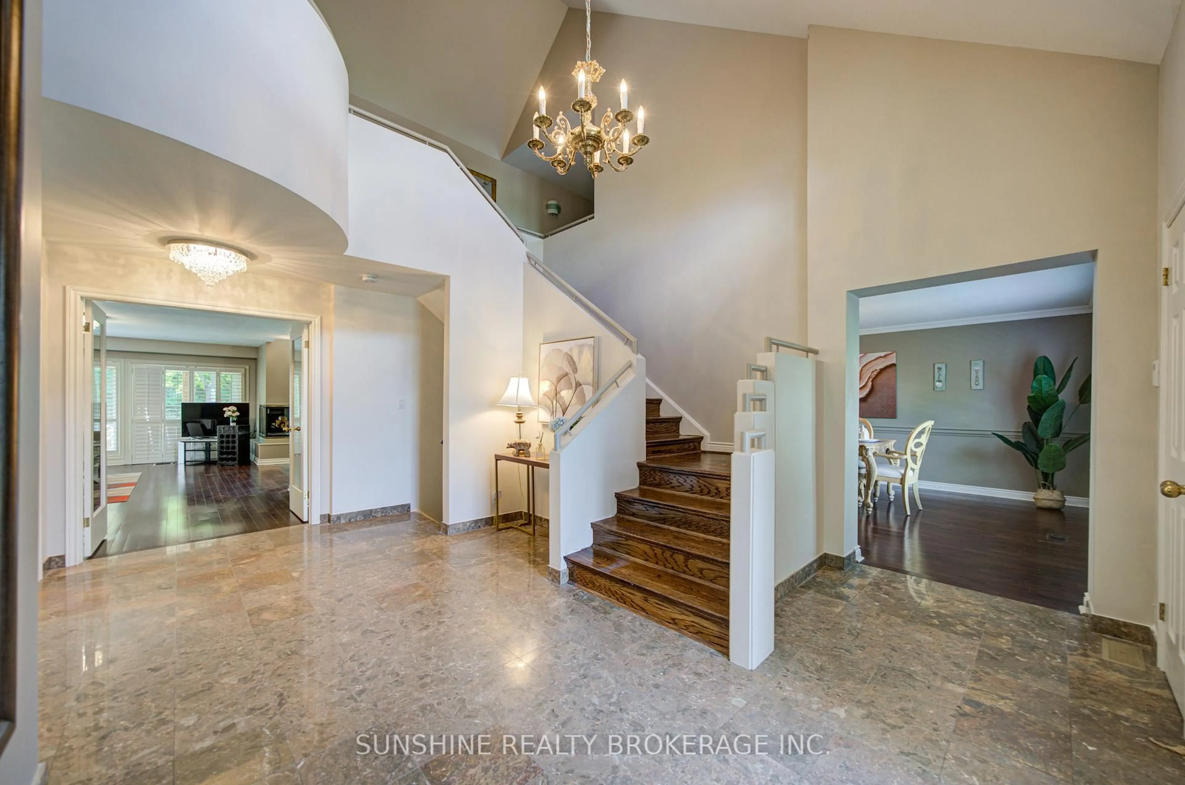 Indoor foyer for 807 Woodland Acres Cres, Vaughan Ontario L6A 1G2