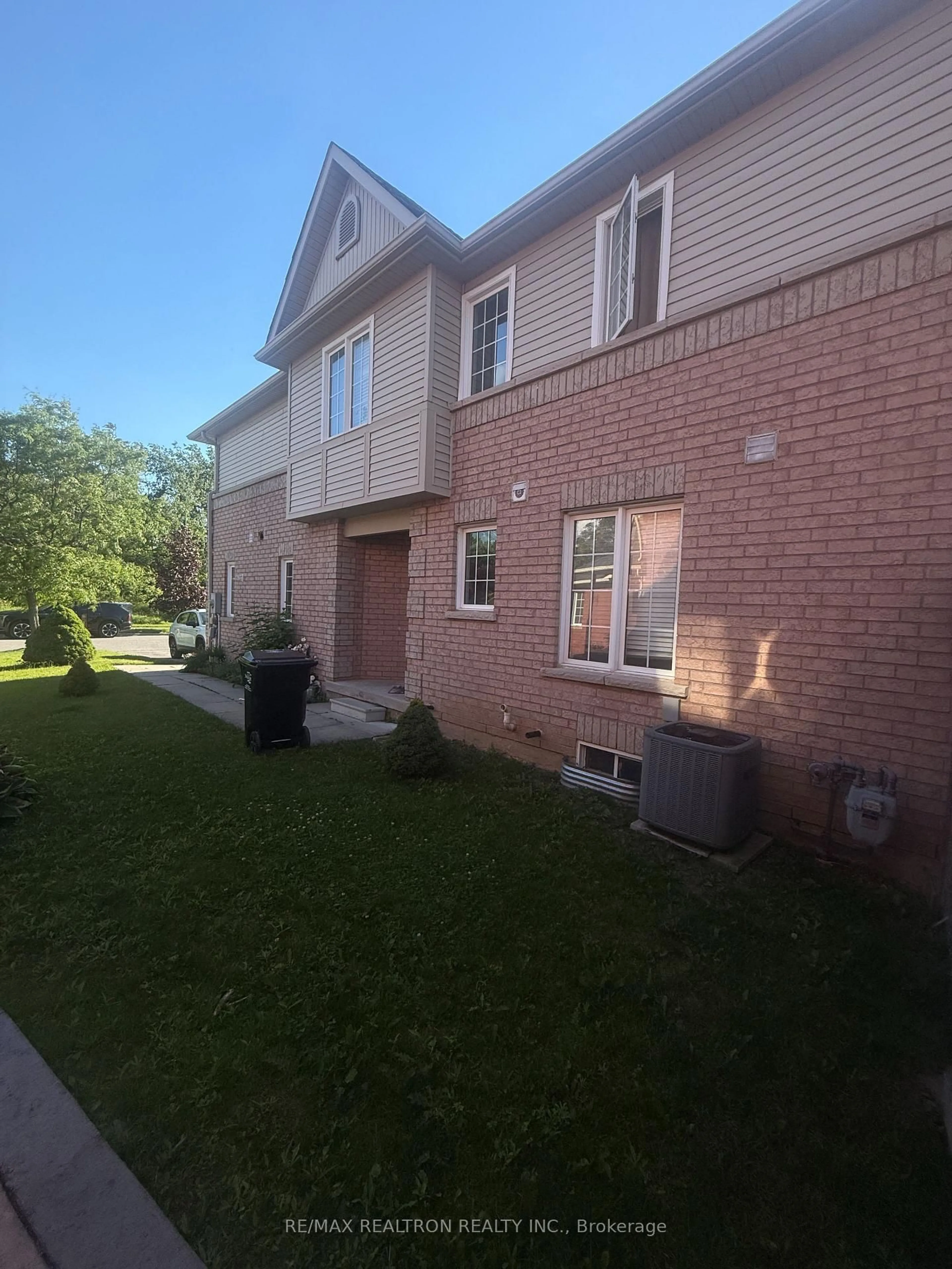 Home with brick exterior material, street for 1368 Forest St, Innisfil Ontario L9S 4Y4