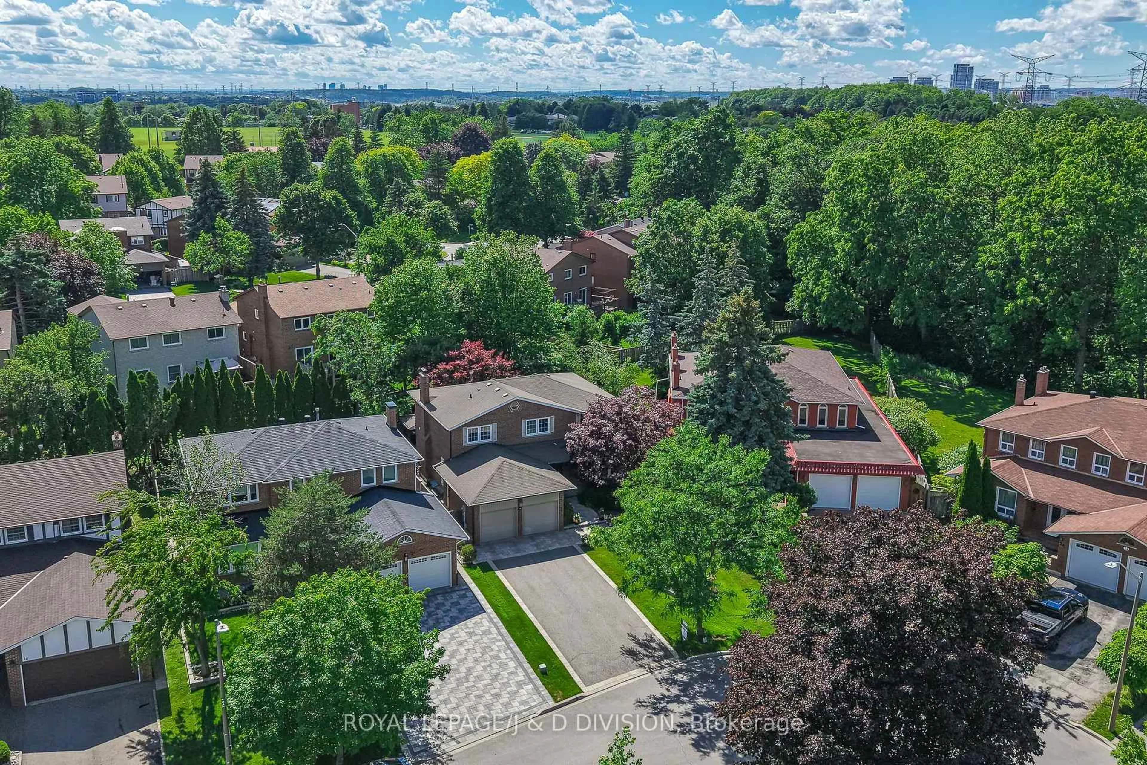 A pic from outside/outdoor area/front of a property/back of a property/a pic from drone, street for 20 Carnegie Cres, Markham Ontario L3T 5H1