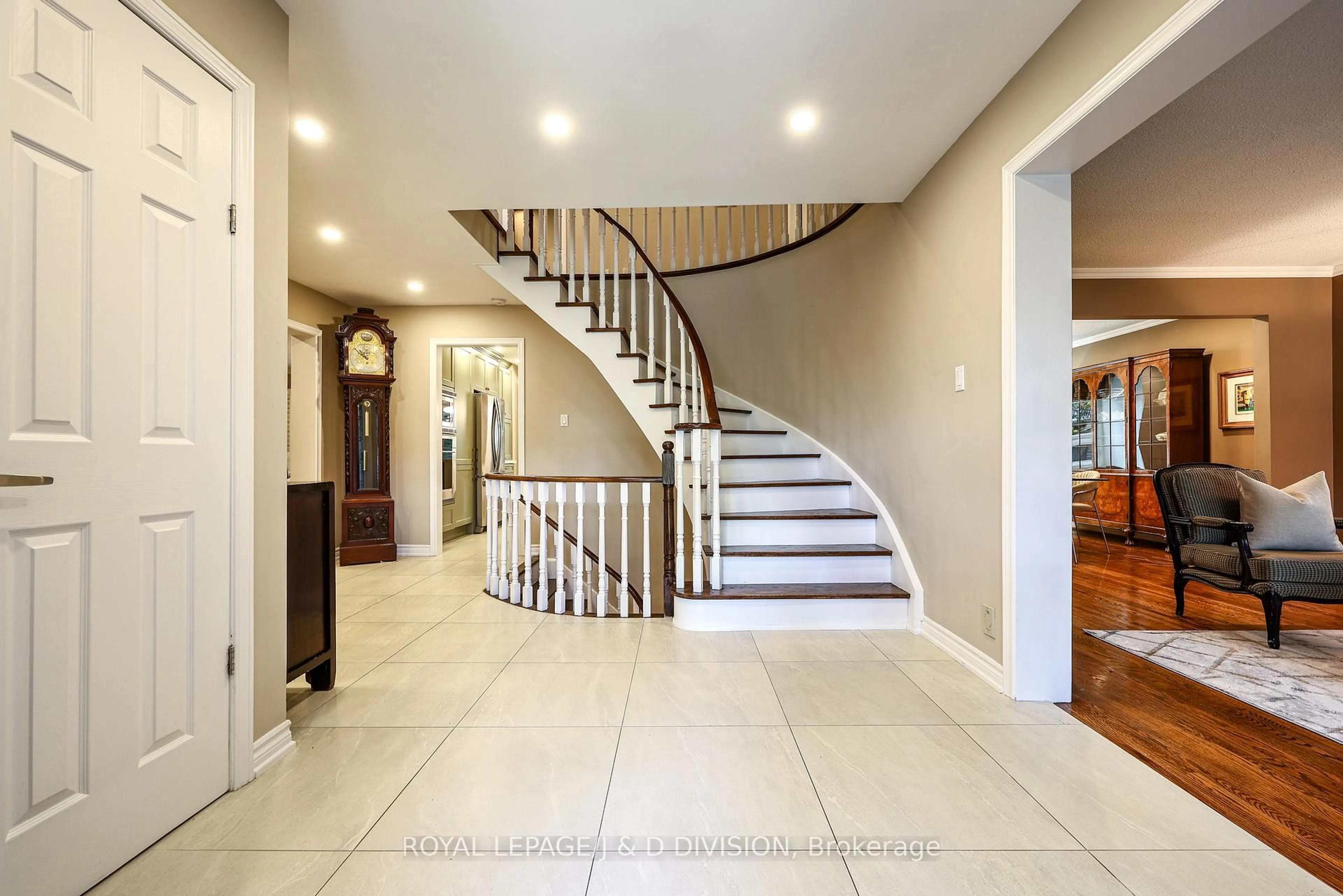 Indoor foyer for 20 Carnegie Cres, Markham Ontario L3T 5H1