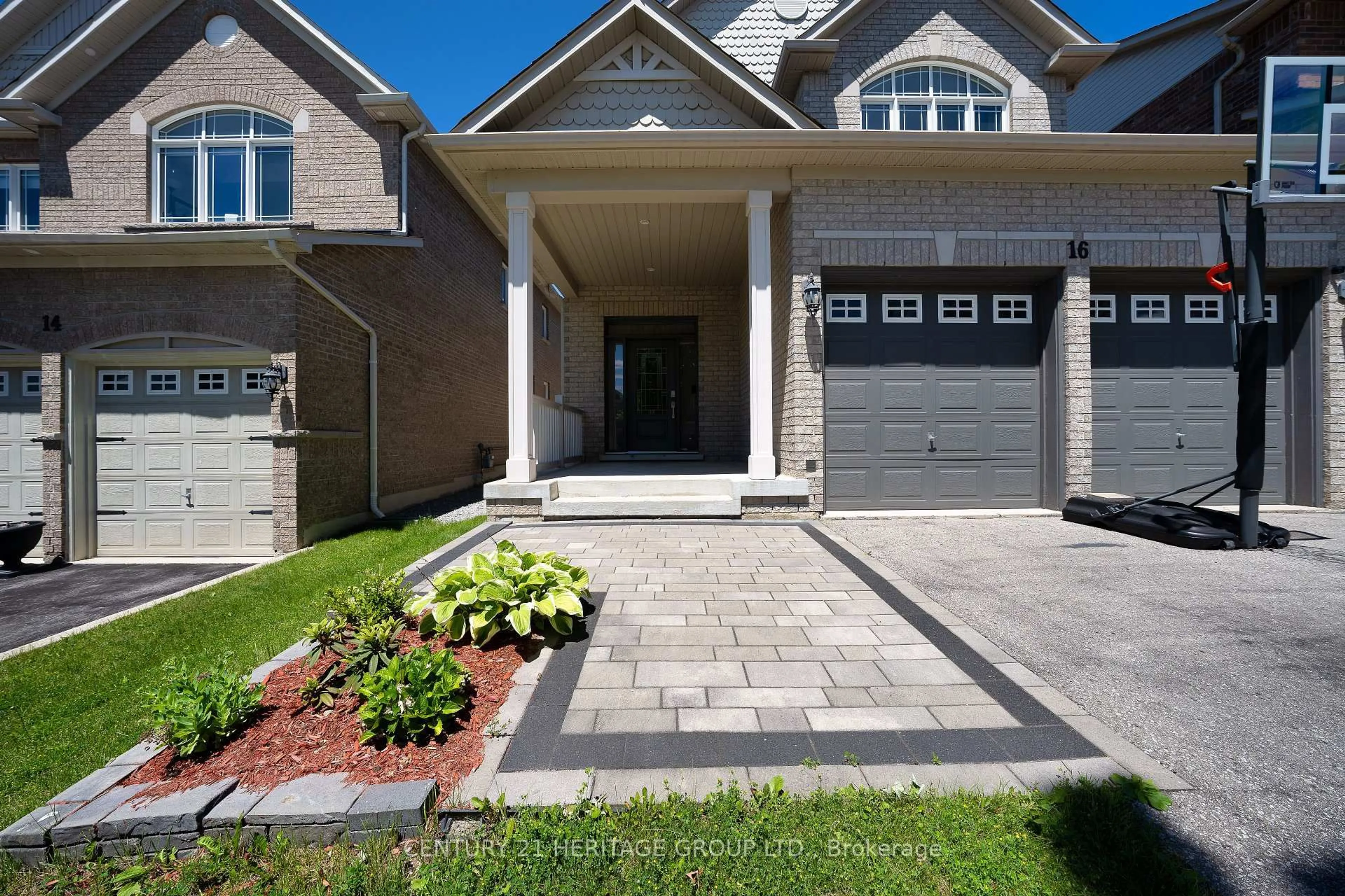 Home with brick exterior material, street for 16 Harvest Hills Blvd, Newmarket Ontario L9N 0A5