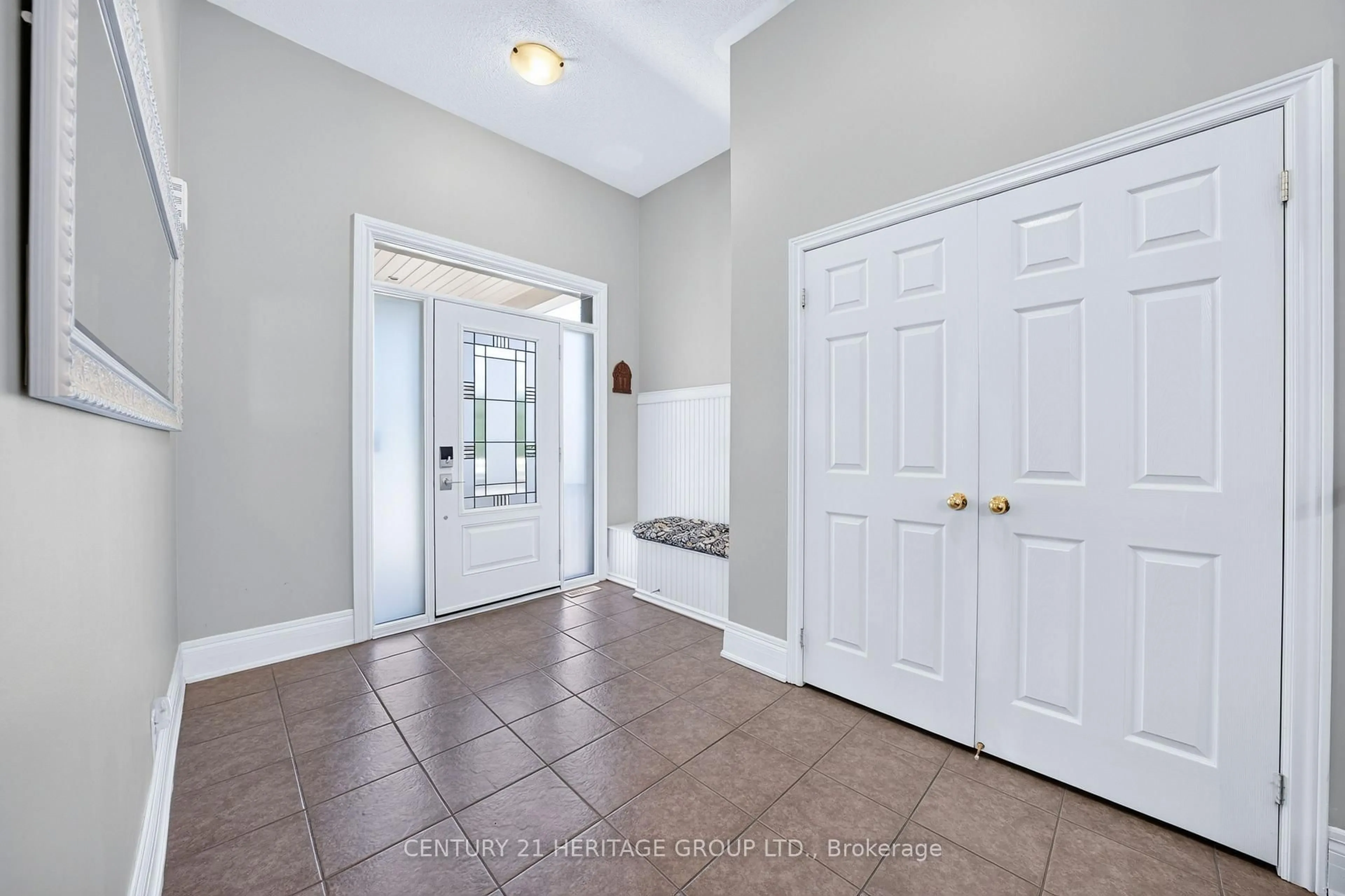 Indoor entryway for 16 Harvest Hills Blvd, Newmarket Ontario L9N 0A5