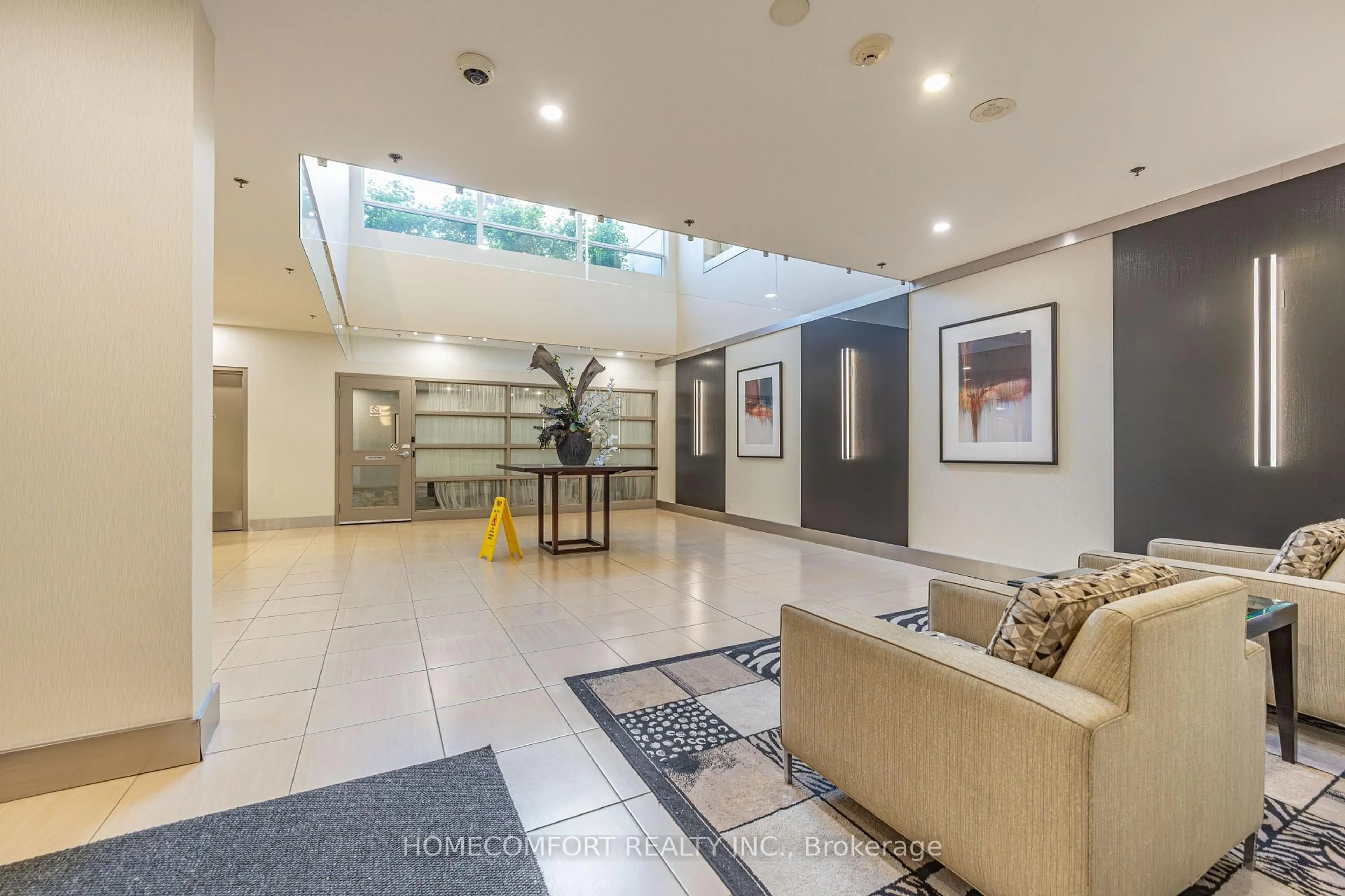 Indoor foyer for 55 South Town Centre Blvd #517, Markham Ontario L6G 0B1