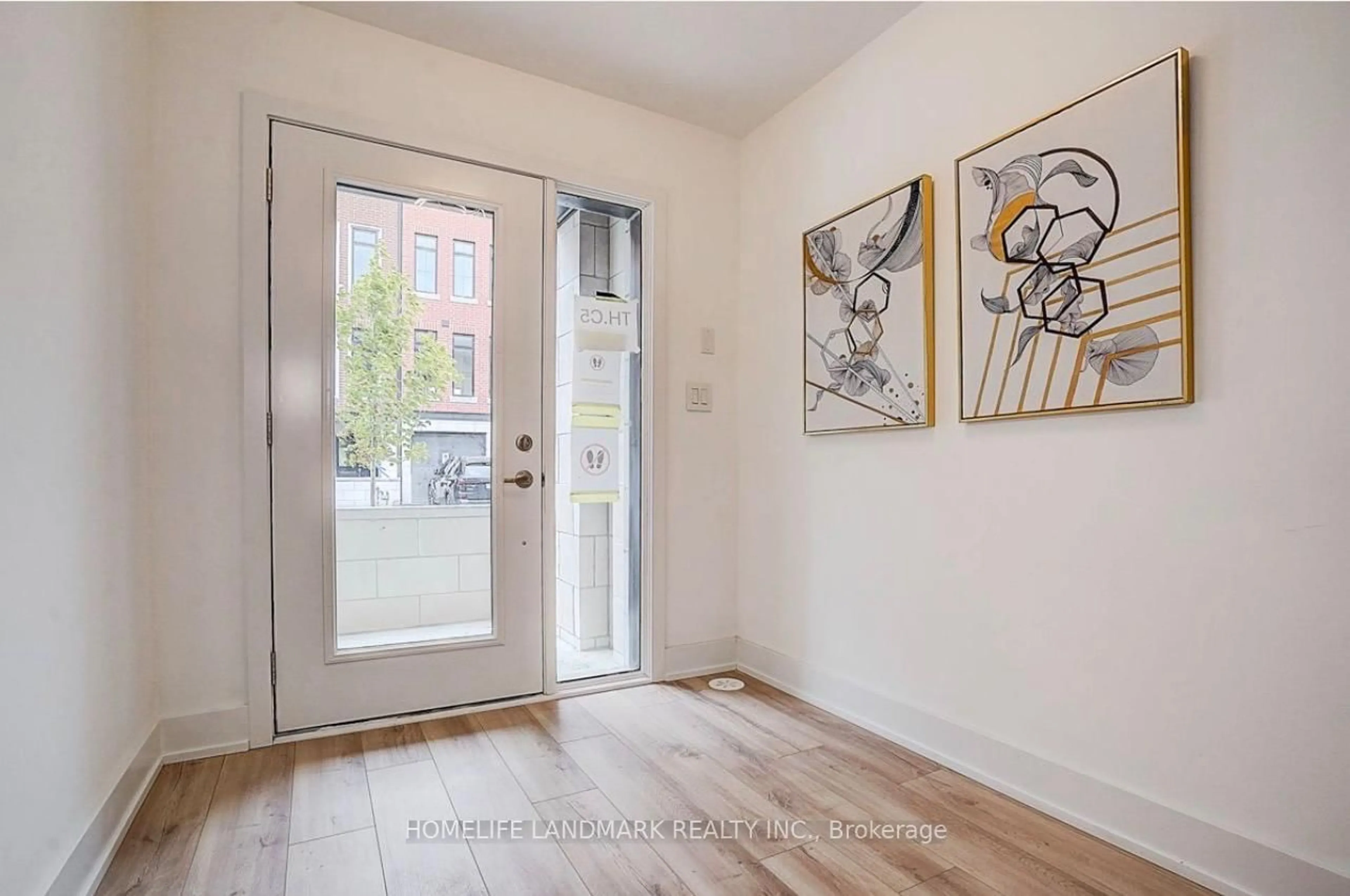 Indoor entryway for 29 Chestnut Crt, Aurora Ontario L4G 4A4