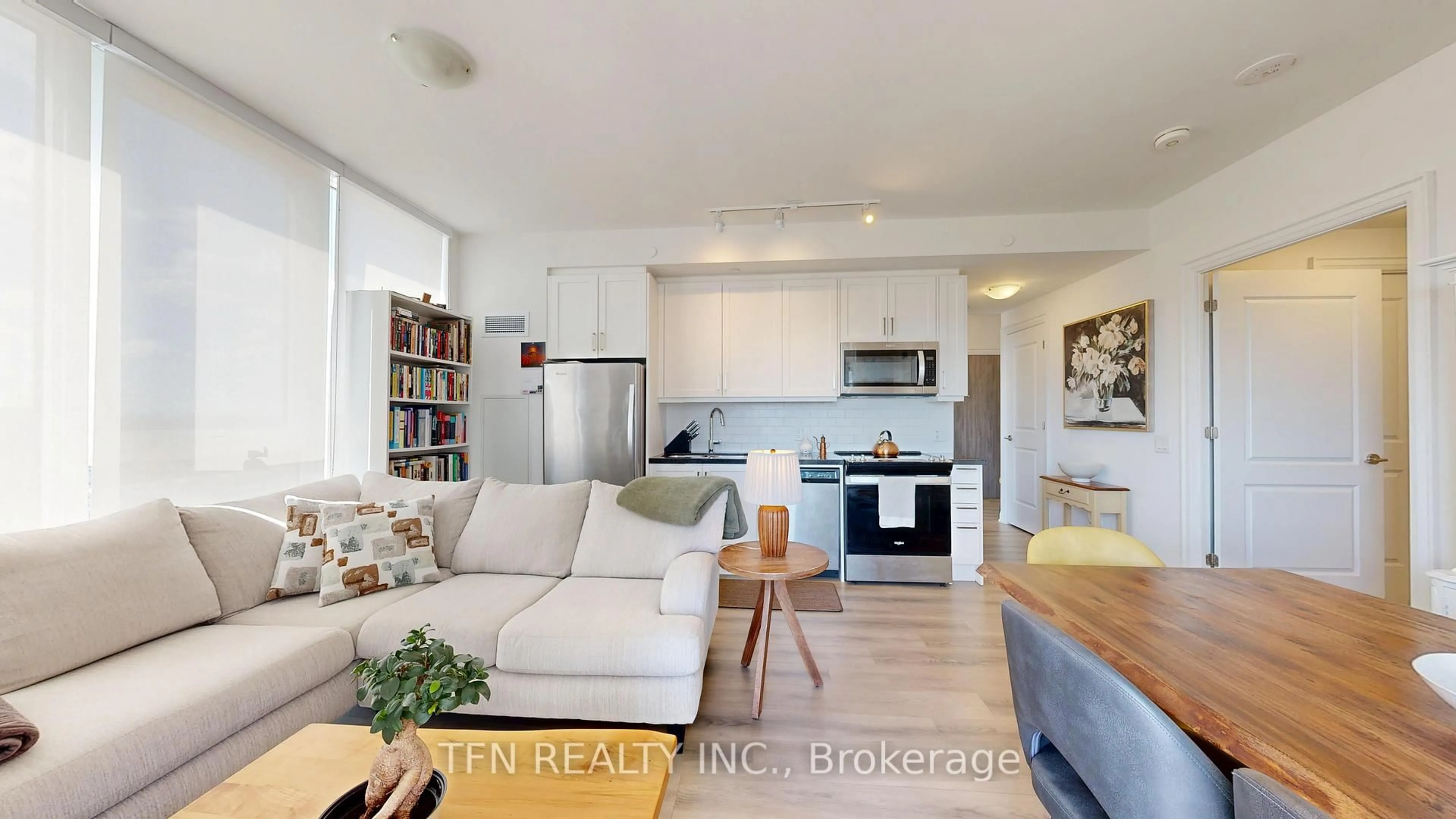 Open concept kitchen, wood/laminate floor for 10 Gatineau Dr #602, Vaughan Ontario L4J 0L2