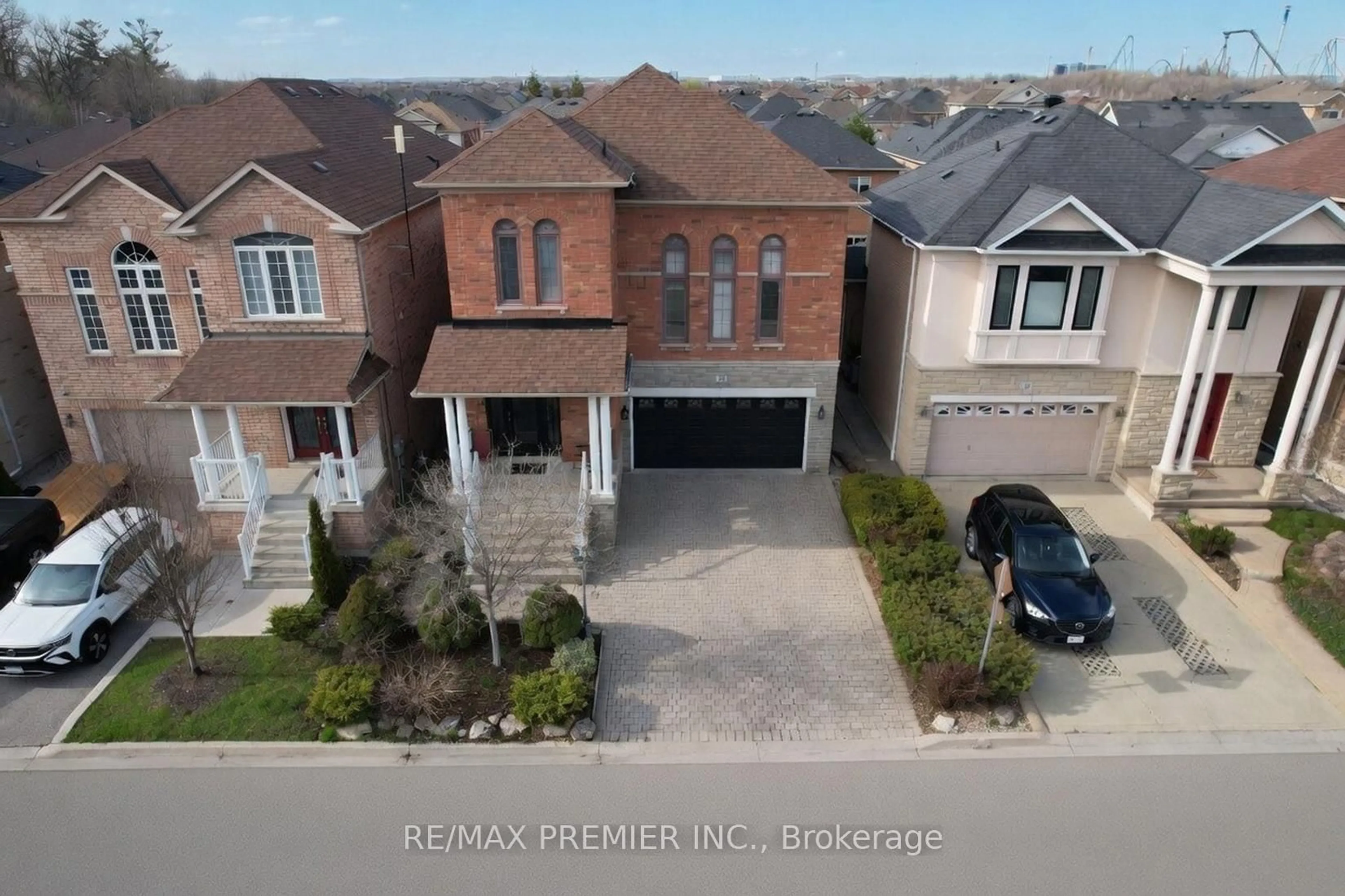 A pic from outside/outdoor area/front of a property/back of a property/a pic from drone, street for 28 Osprey Dr, Vaughan Ontario L4H 1Y2