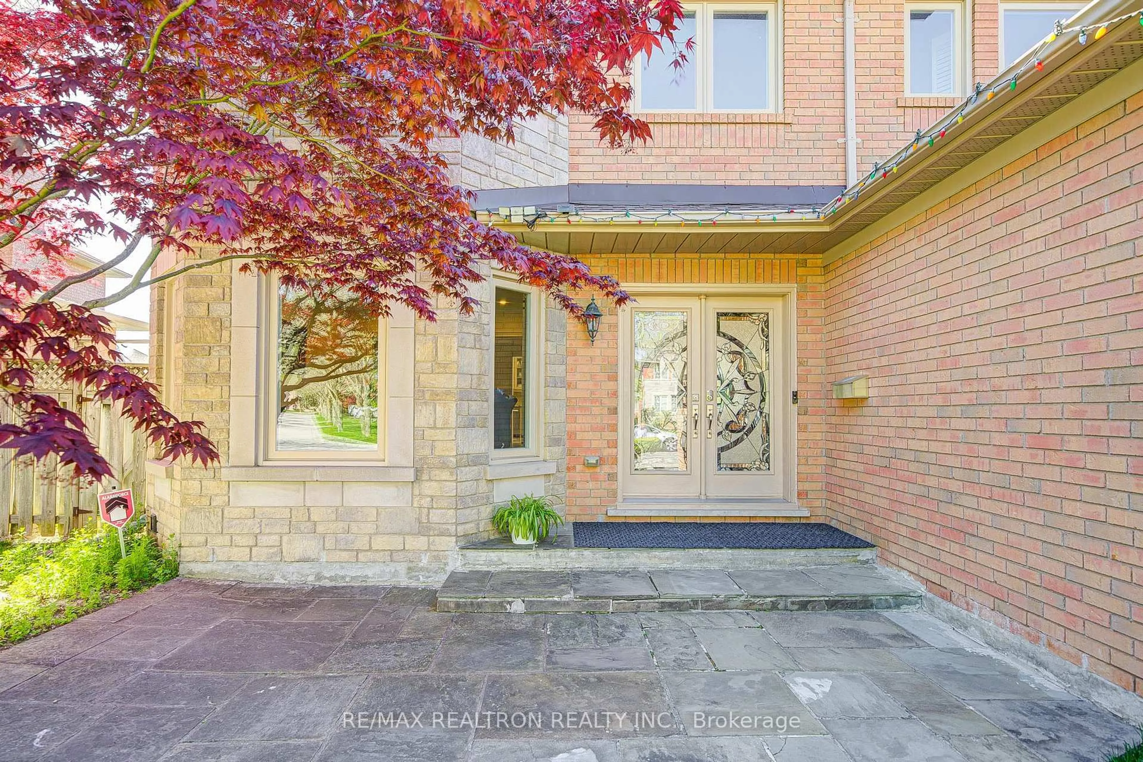 Home with brick exterior material, street for 32 Dumfries Dr, Markham Ontario L6C 1R9