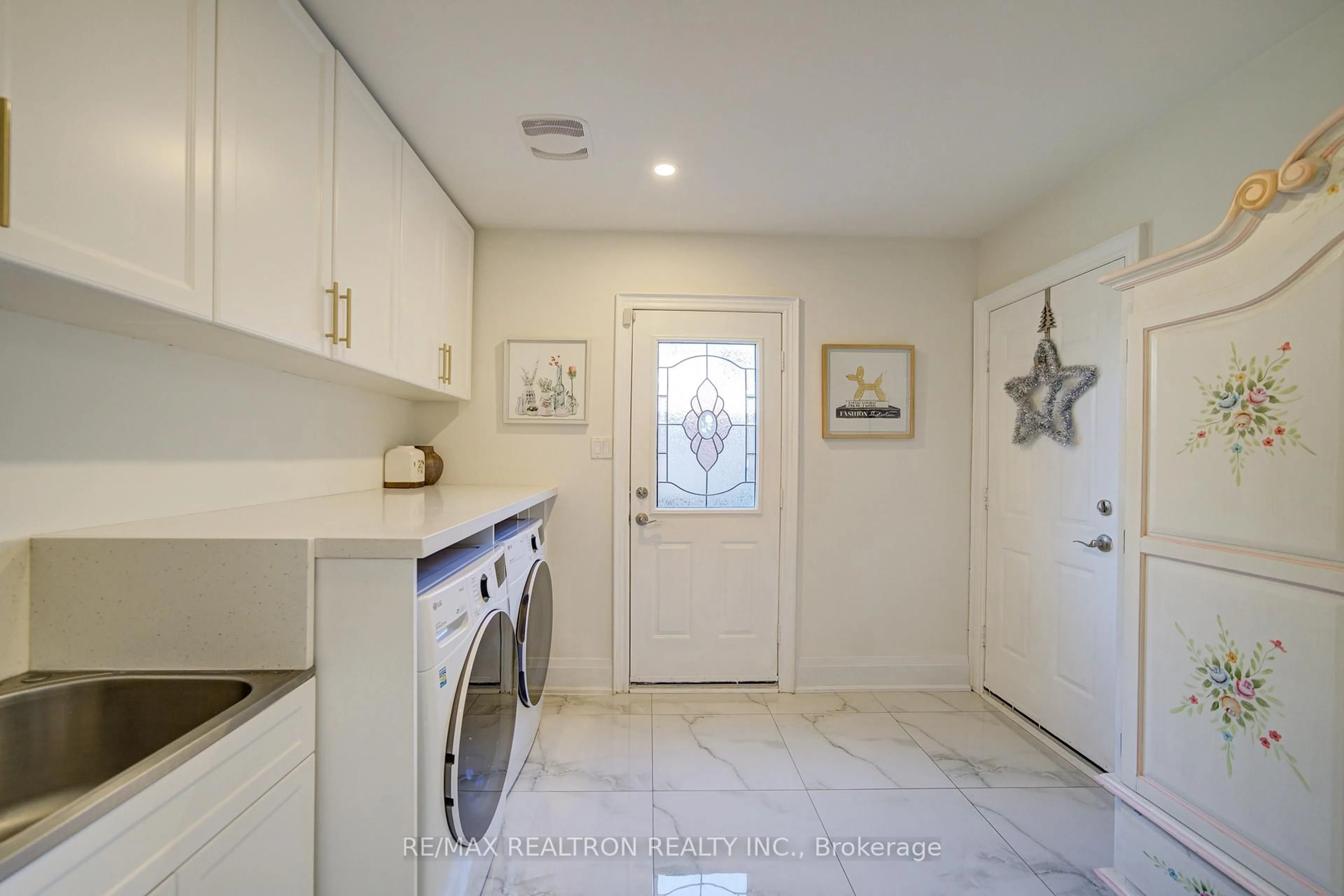 Laundry room for 32 Dumfries Dr, Markham Ontario L6C 1R9