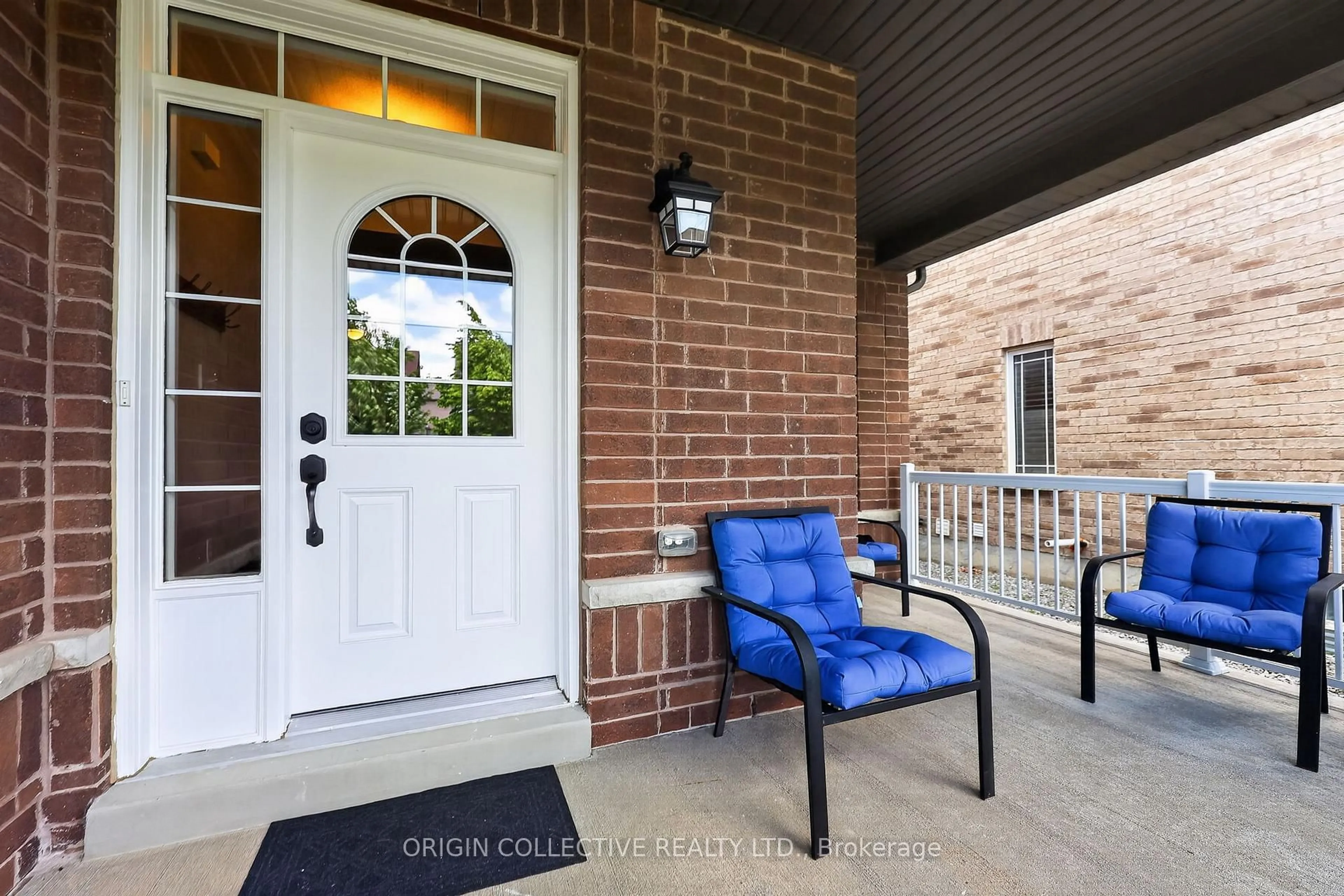 Indoor entryway for 31 Bud Leggett Cres, Georgina Ontario L4P 0B7