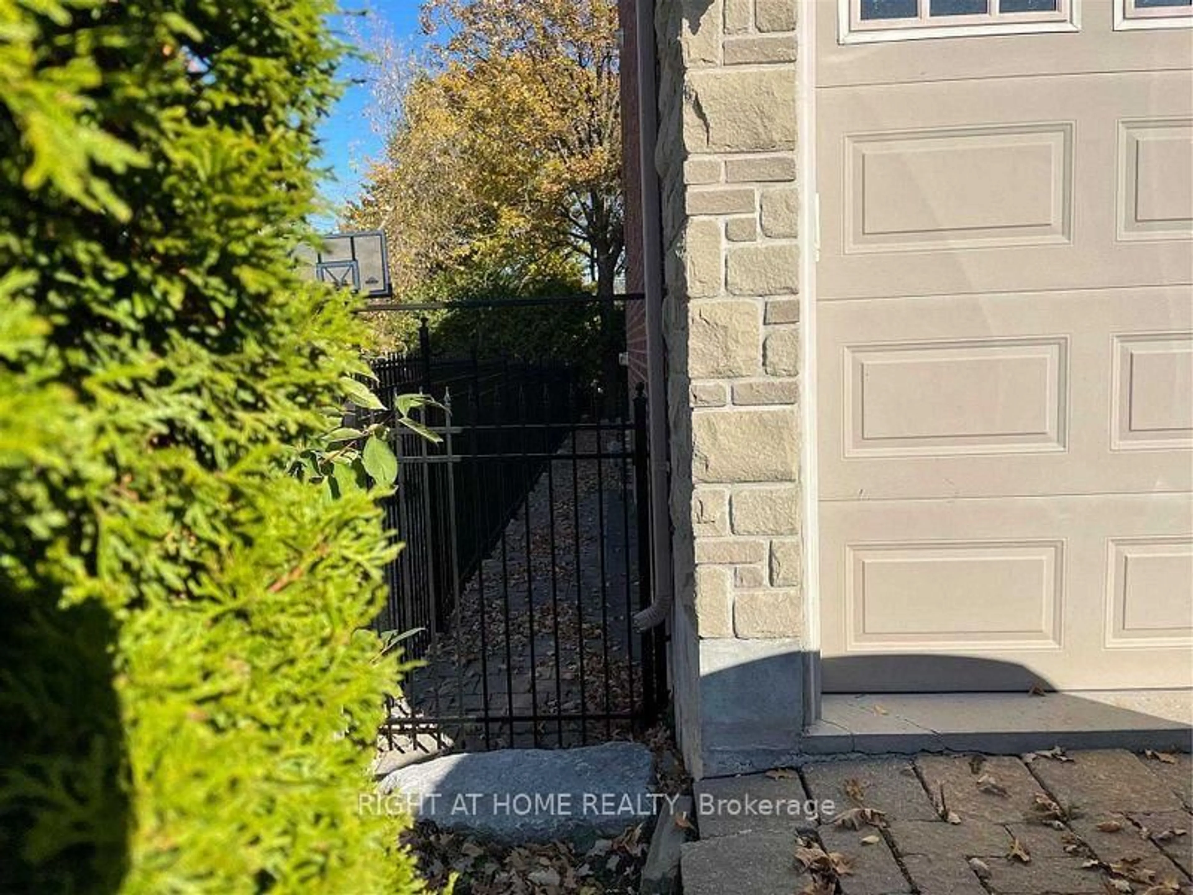 A pic from outside/outdoor area/front of a property/back of a property/a pic from drone, street for 5A Pearson Ave, Richmond Hill Ontario L4C 7L6