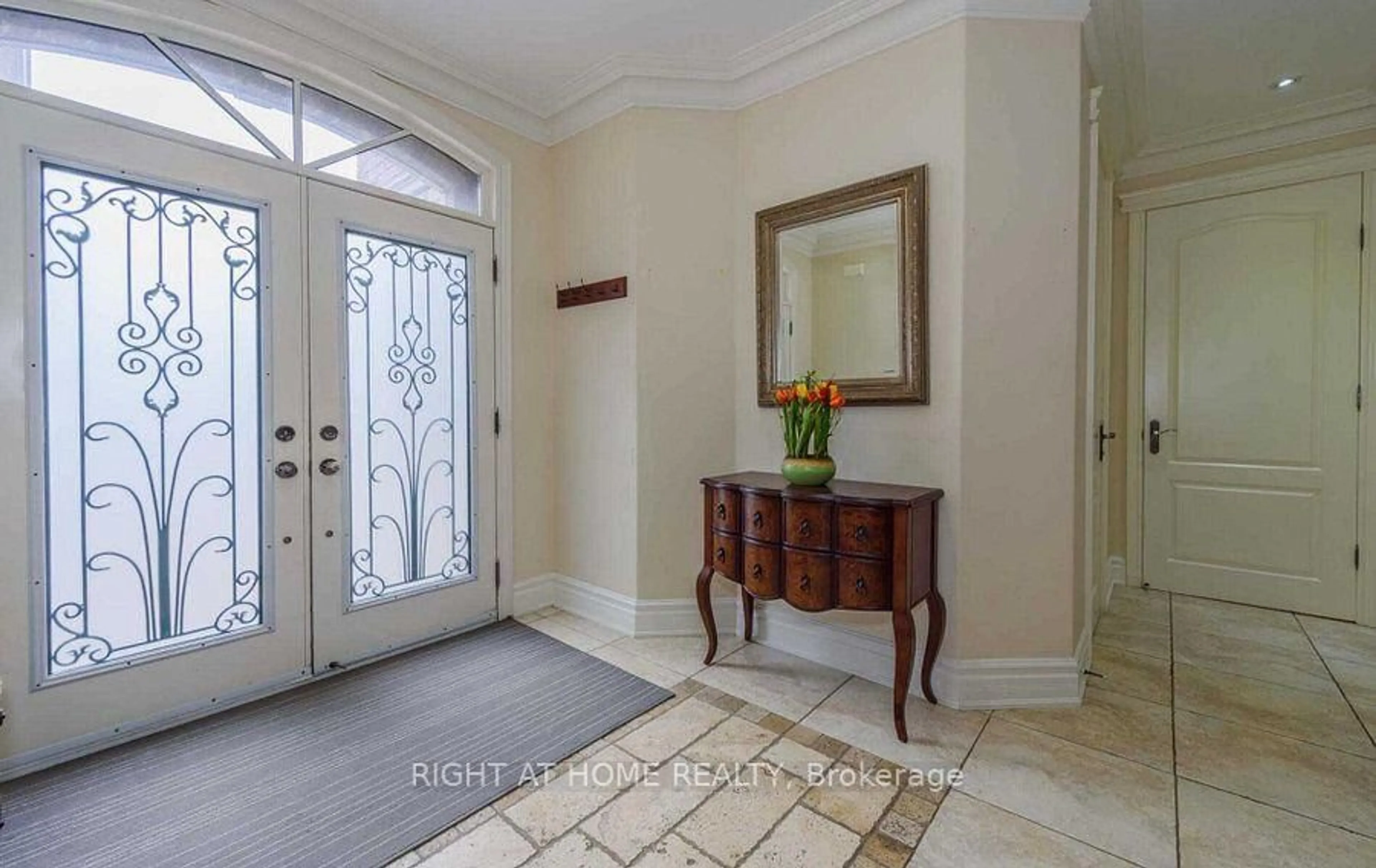 Indoor entryway for 5A Pearson Ave, Richmond Hill Ontario L4C 7L6