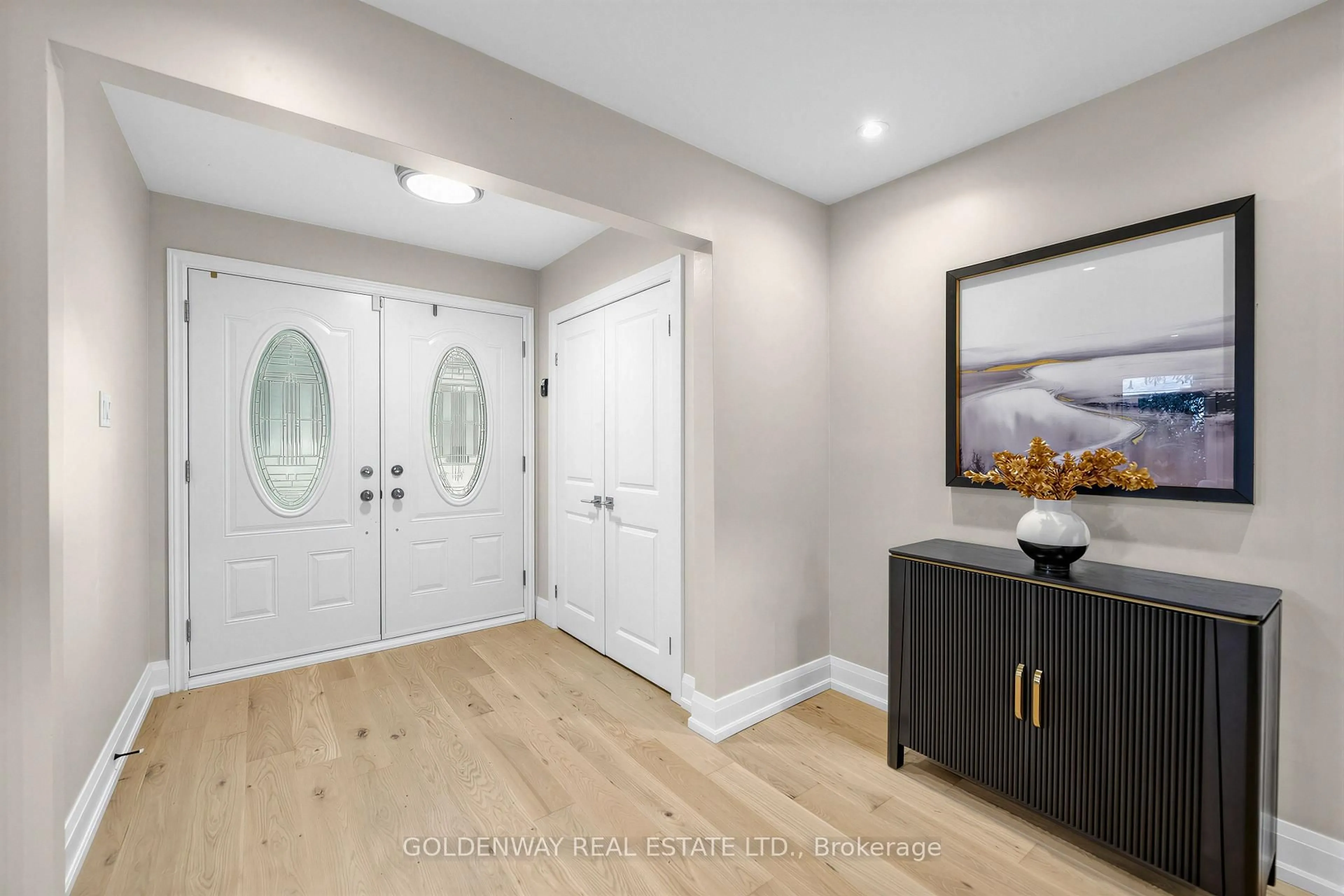 Indoor entryway for 3 Sir Lancelot Dr, Markham Ontario L3P 3S3