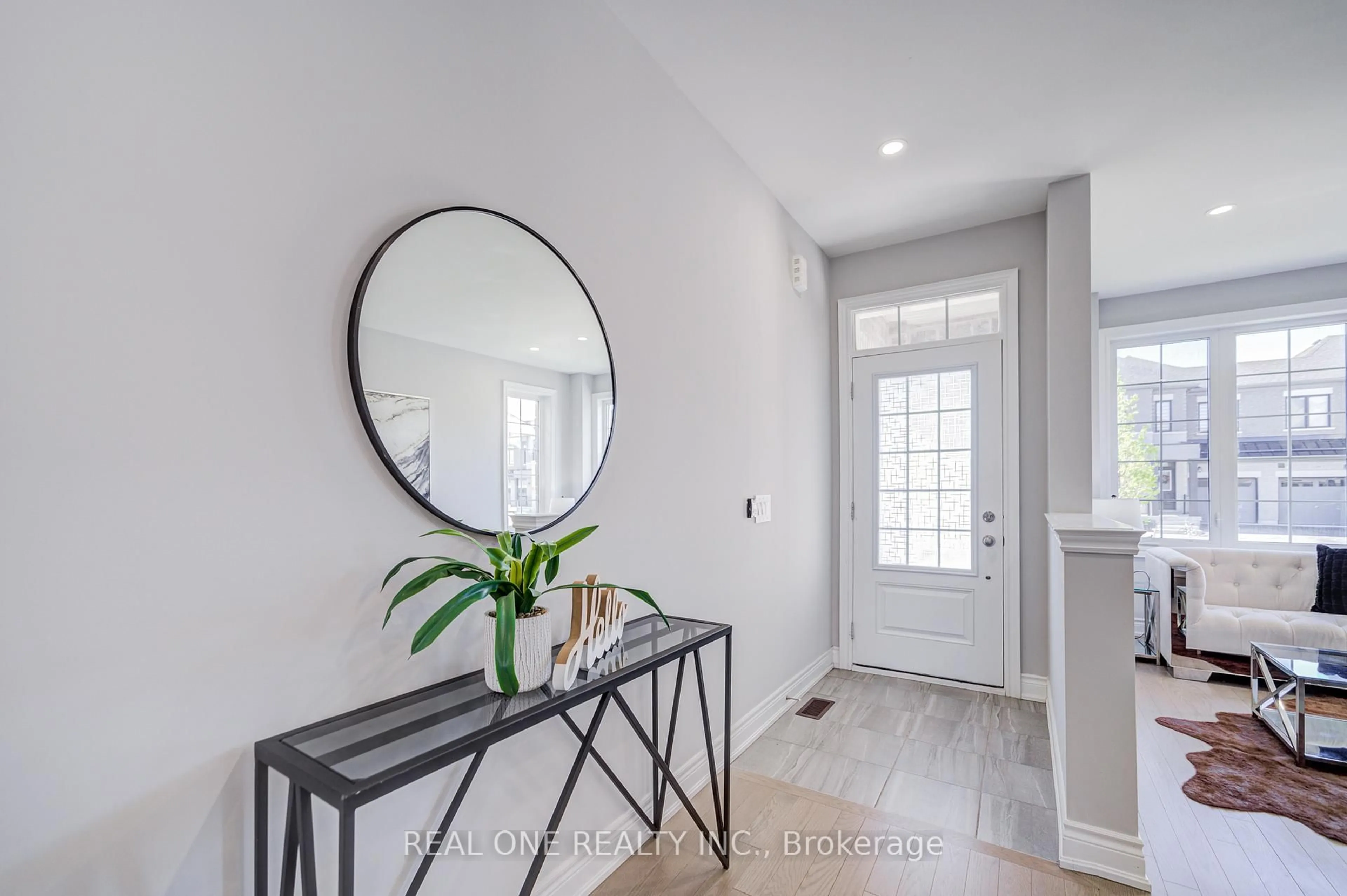 Indoor entryway for 99 Kenneth Rogers Cres, East Gwillimbury Ontario L9N 1S5
