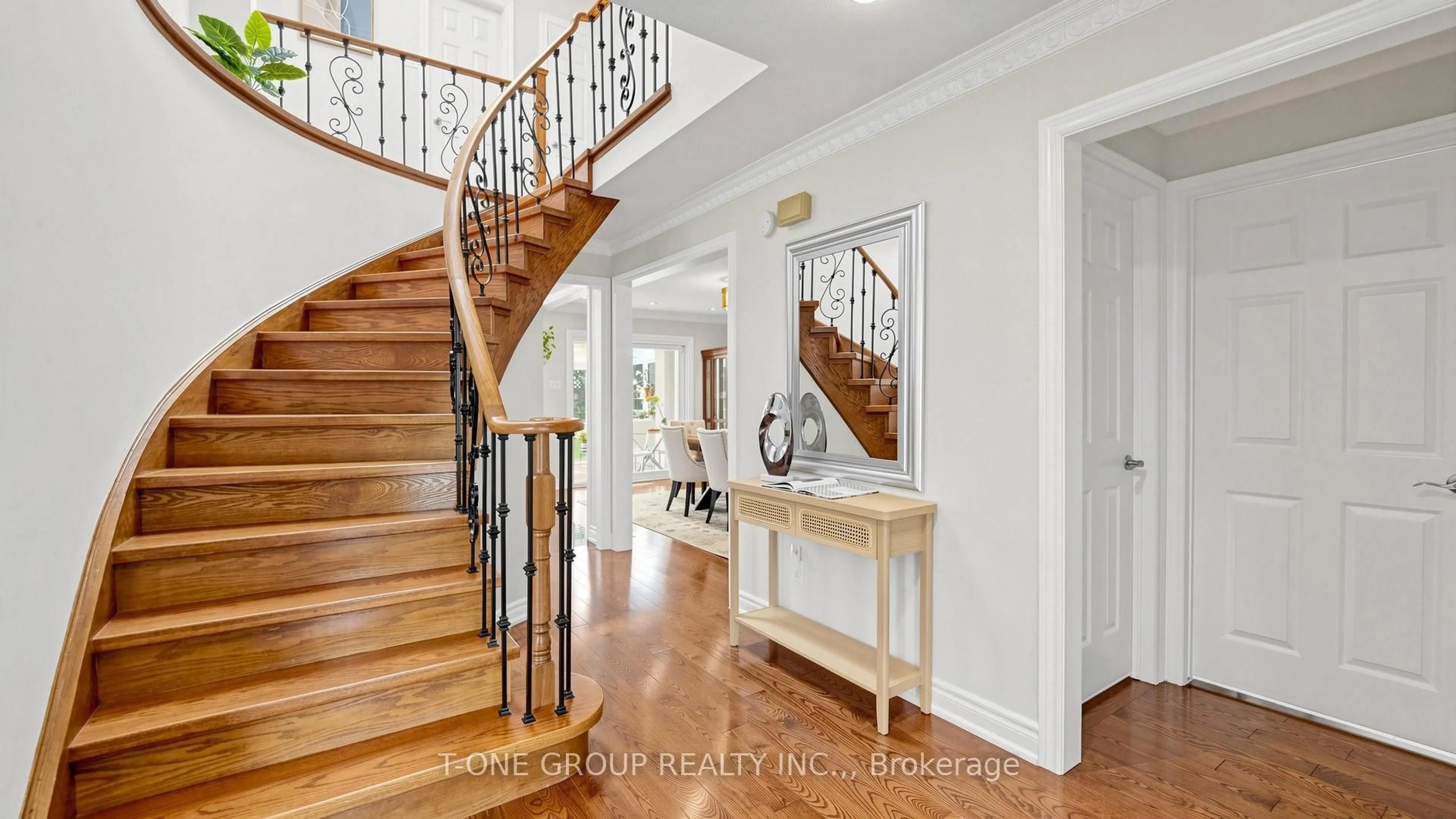 Indoor entryway for 81 Marion Cres, Markham Ontario L3P 6E9