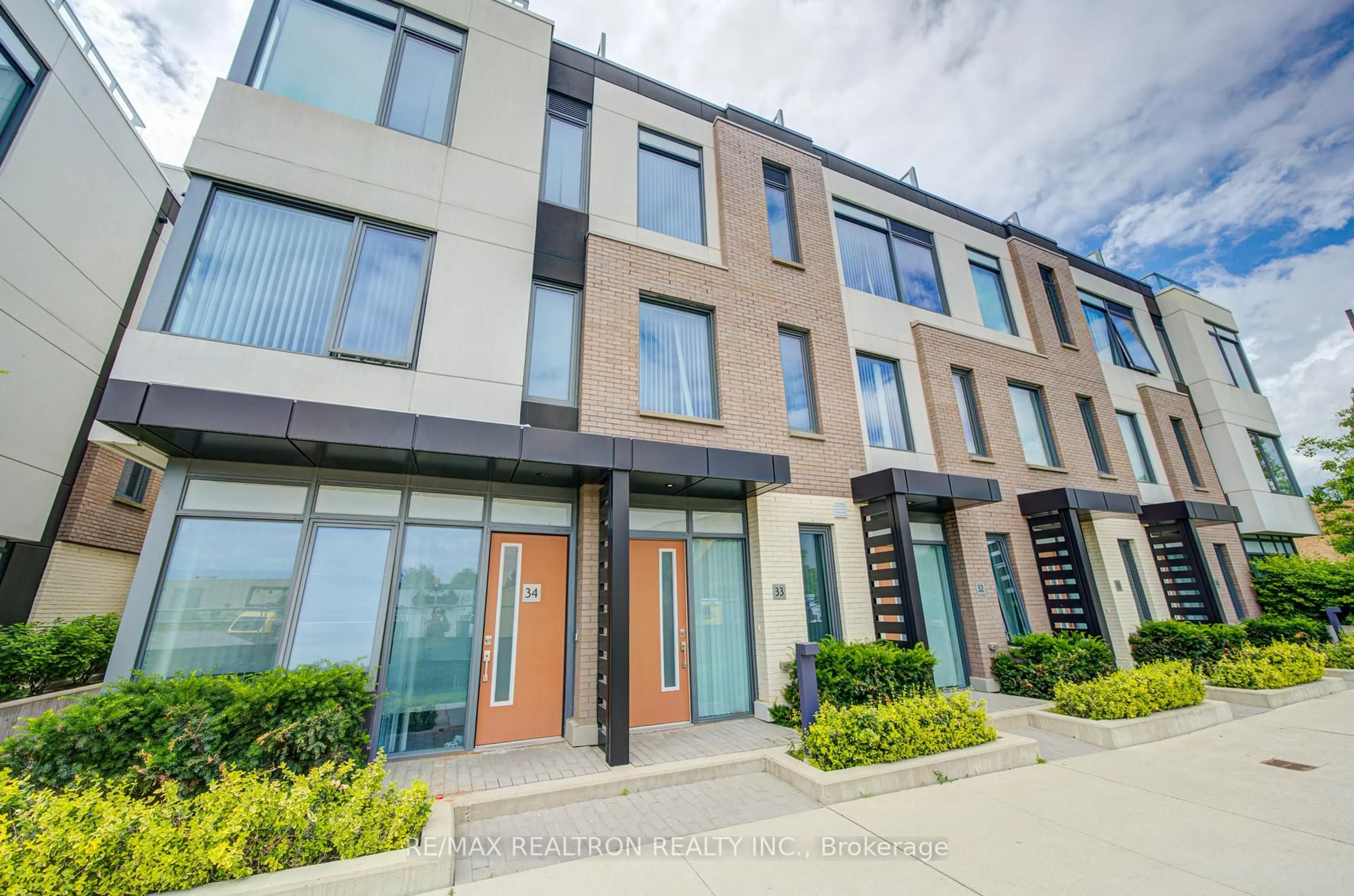 Unknown for 1050 Portage Pkwy #Th33, Vaughan Ontario L4K 0K3