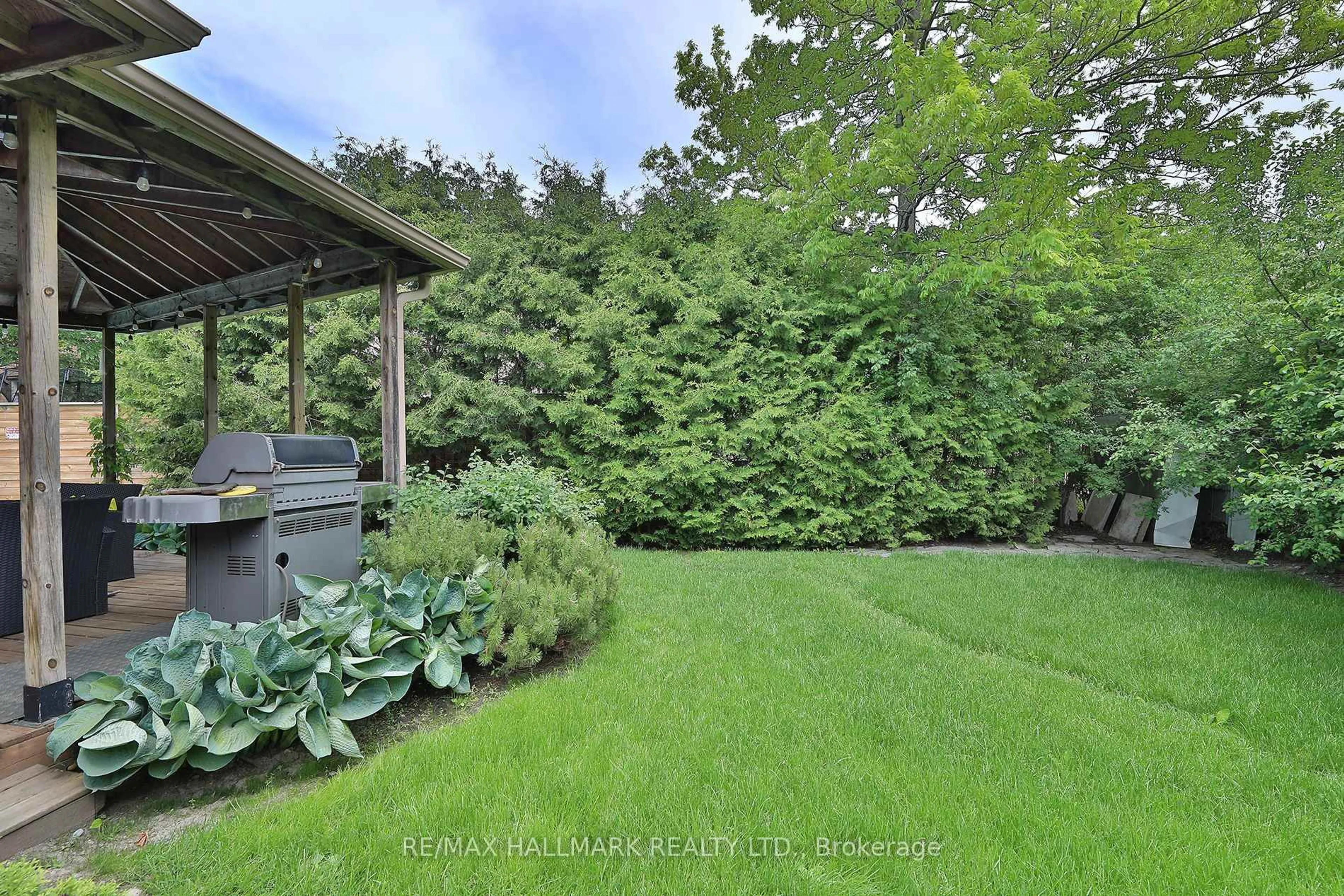 Patio, forest/trees view for 58 Pickett Cres, Richmond Hill Ontario L4C 9L3