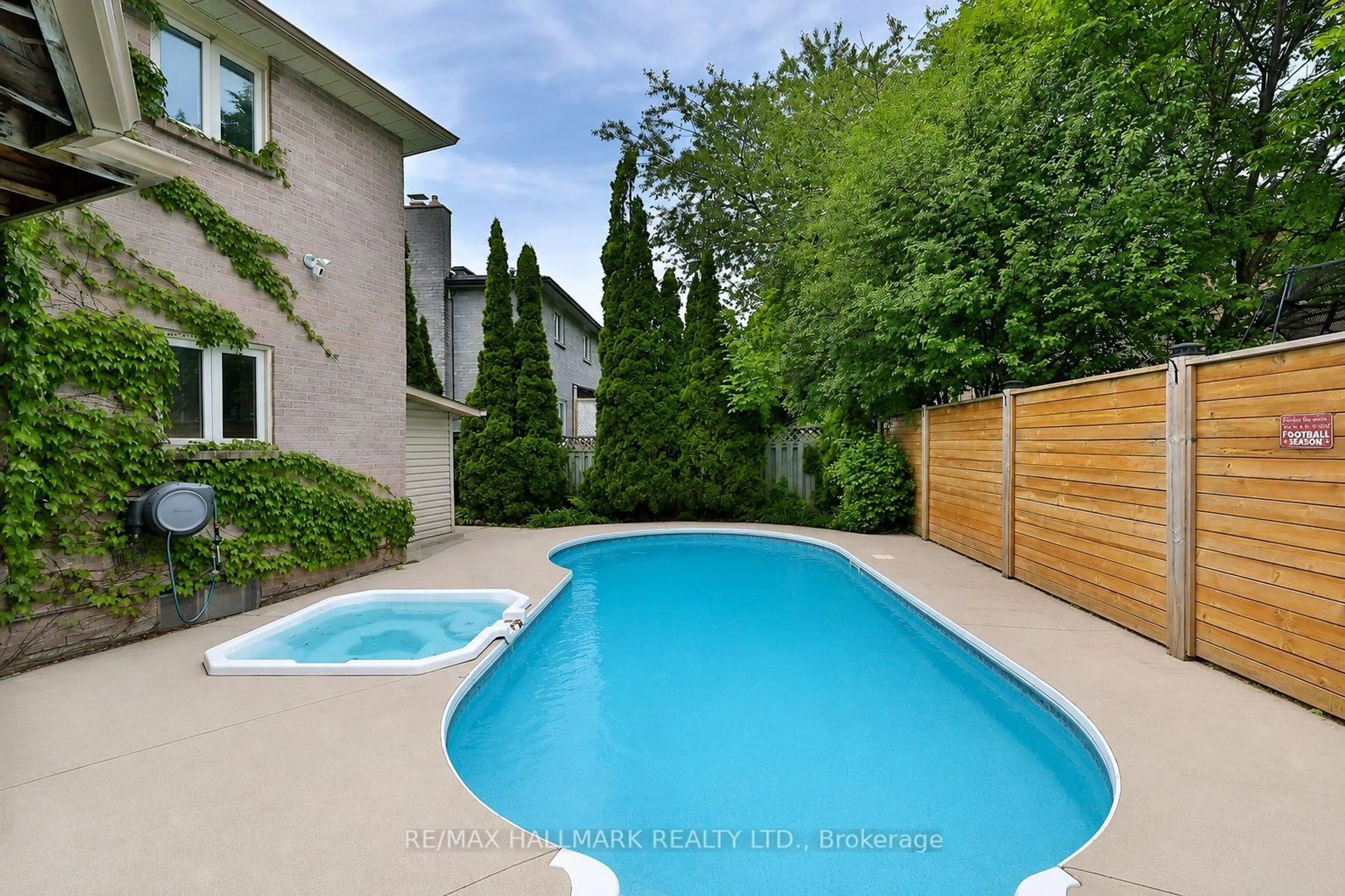 Pool for 58 Pickett Cres, Richmond Hill Ontario L4C 9L3