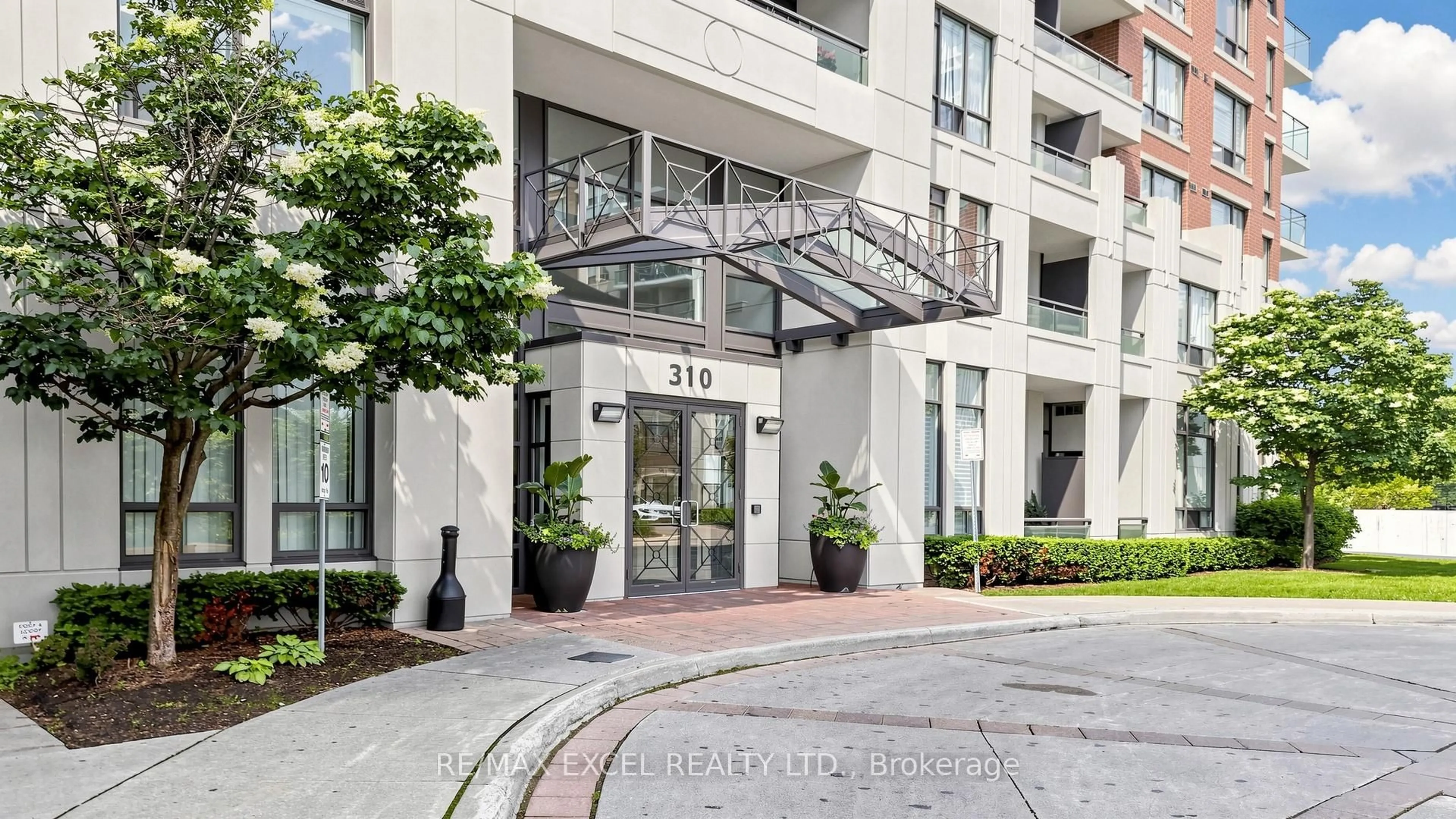 Indoor foyer for 310 Red Maple Rd #318, Richmond Hill Ontario L4C 0T7