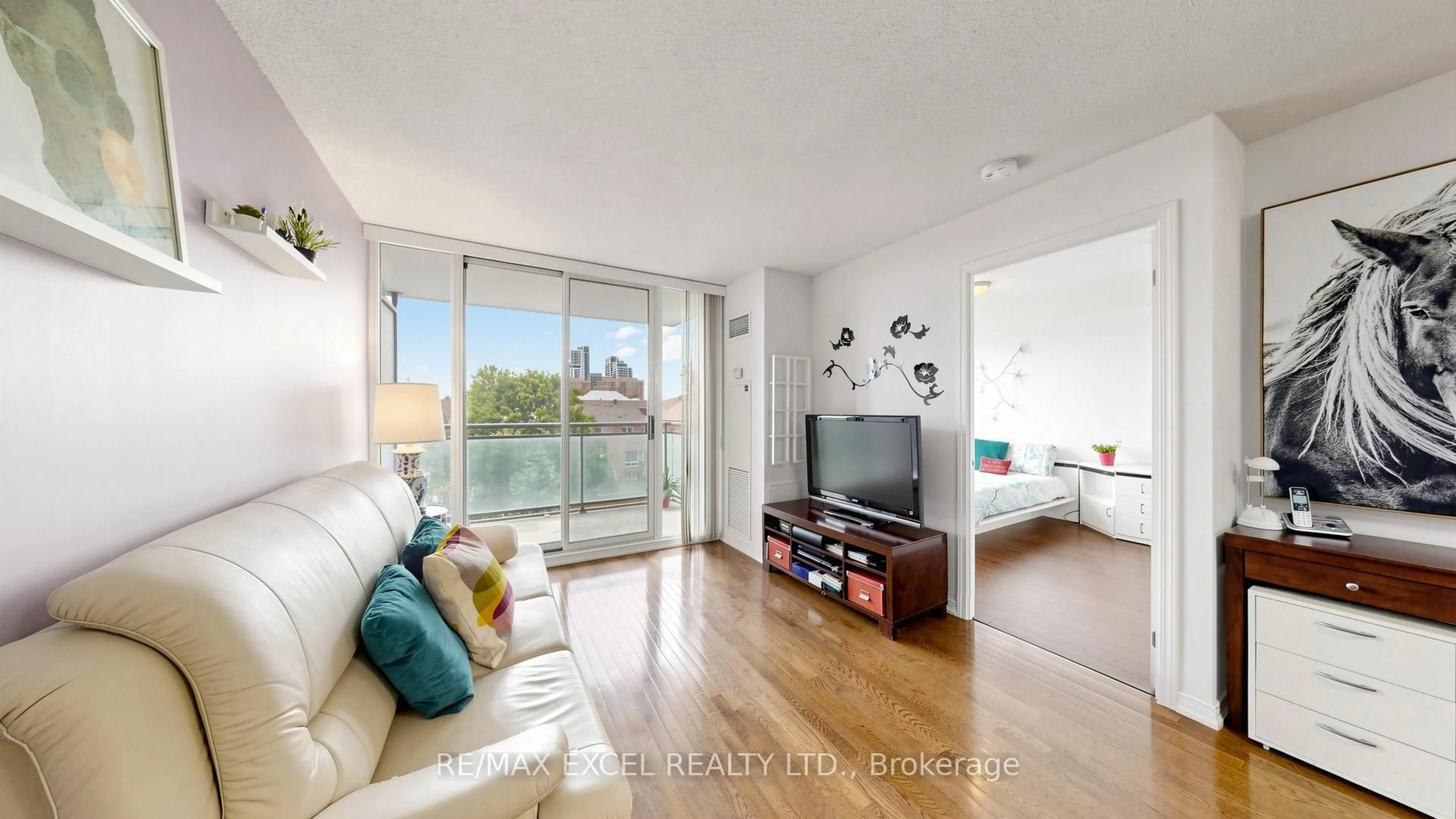 Living room with furniture, wood/laminate floor for 310 Red Maple Rd #318, Richmond Hill Ontario L4C 0T7