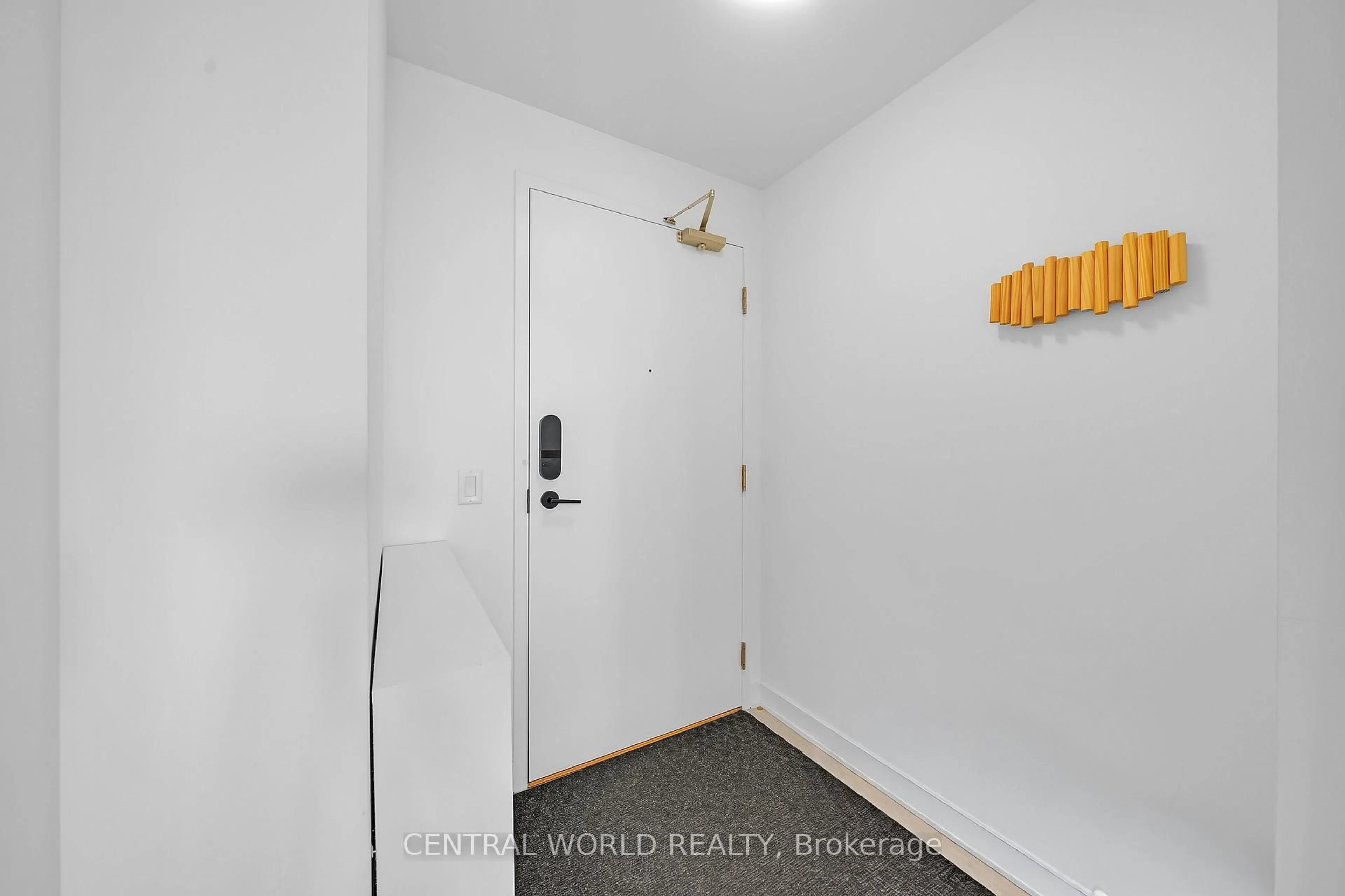 Indoor entryway for 105 Oneida Cres #2405, Richmond Hill Ontario L4B 0H6