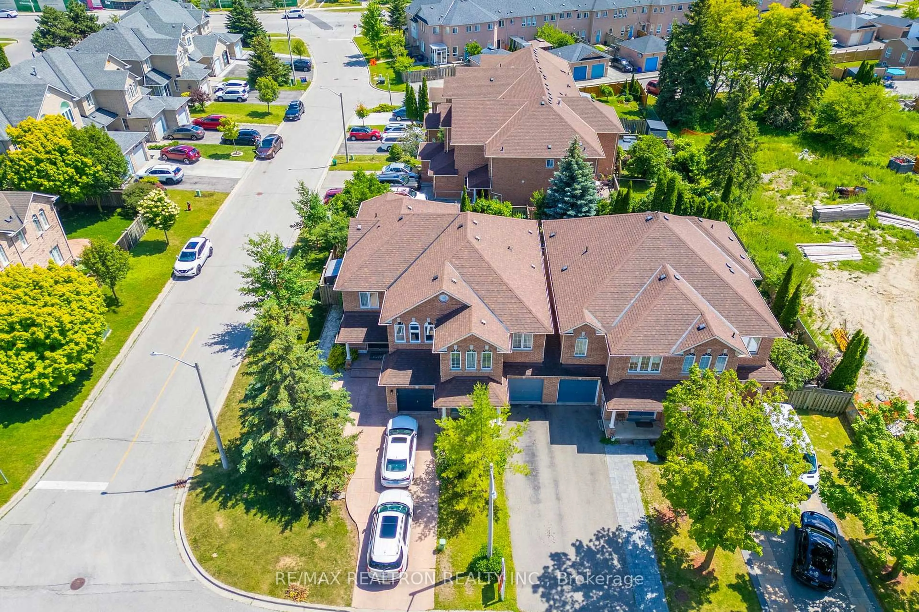 A pic from outside/outdoor area/front of a property/back of a property/a pic from drone, street for 19 Naughton Dr, Richmond Hill Ontario L4C 4M6