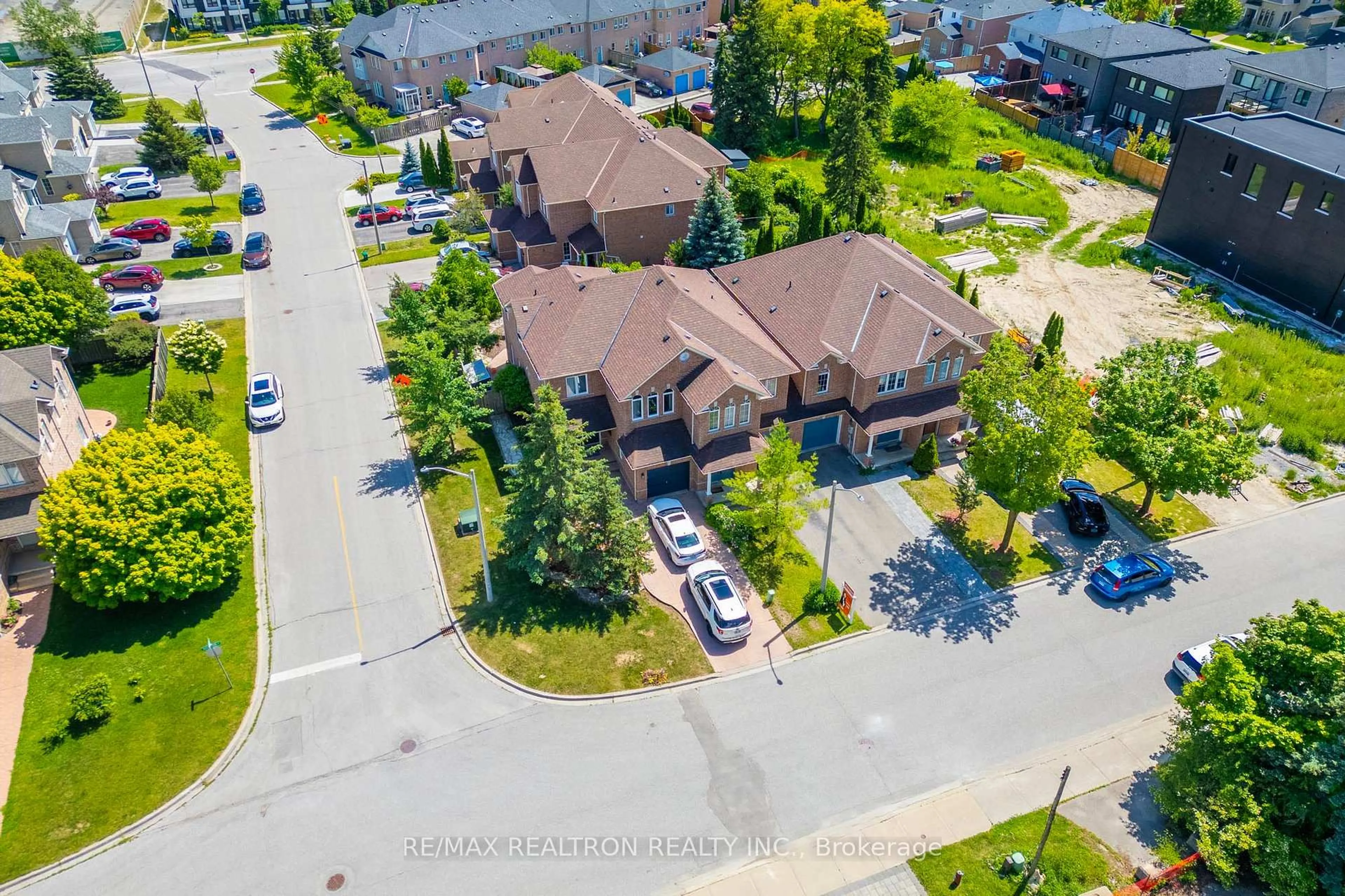 A pic from outside/outdoor area/front of a property/back of a property/a pic from drone, street for 19 Naughton Dr, Richmond Hill Ontario L4C 4M6