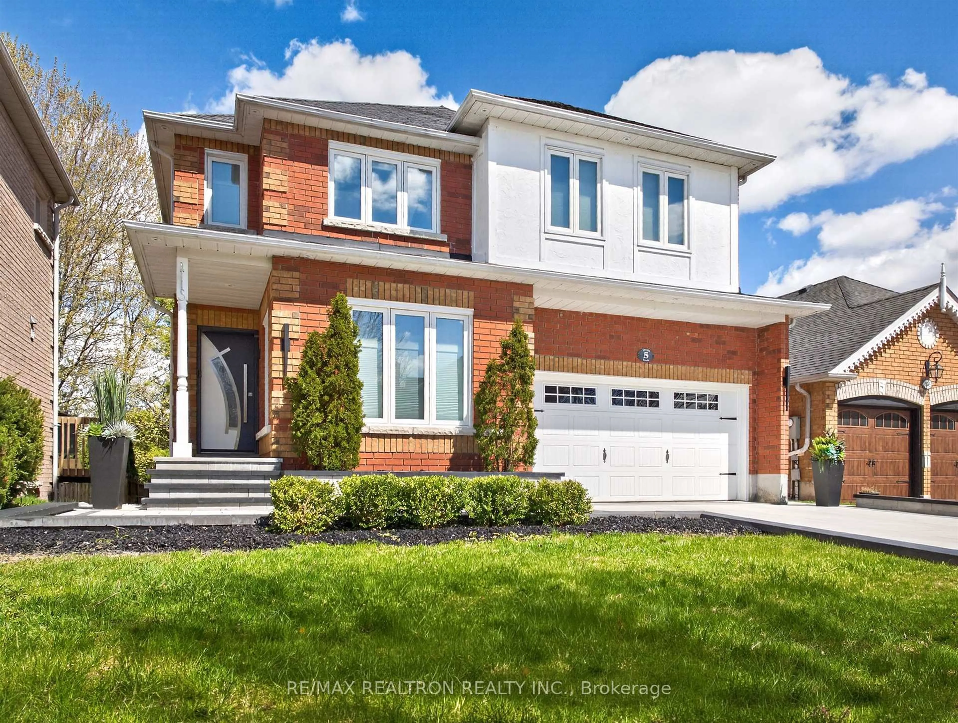 Home with brick exterior material, street for 5 Yvonne Pl, Aurora Ontario L4G 7E5
