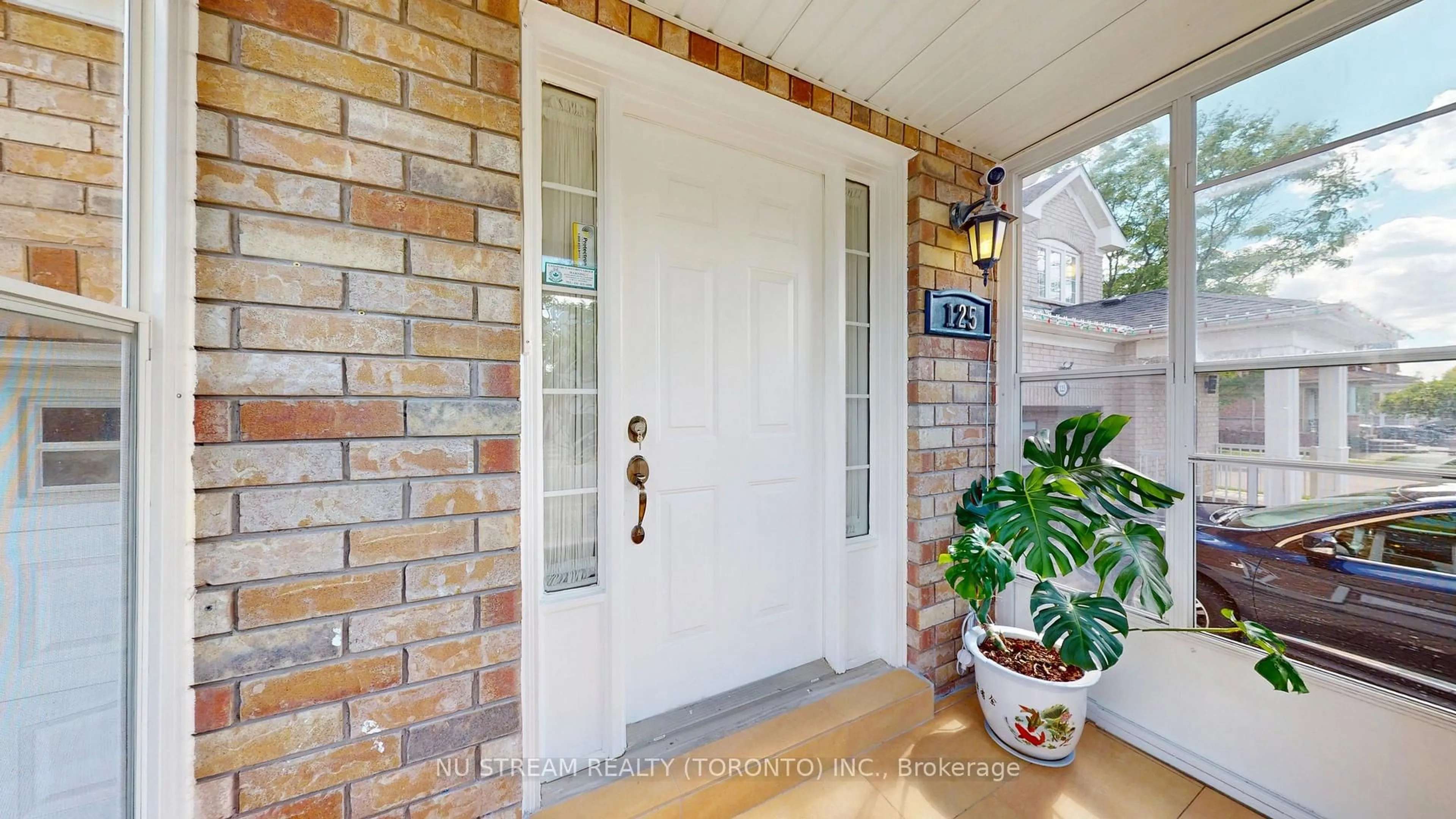 Indoor entryway for 125 Peshawar Ave, Markham Ontario L3R 4R1