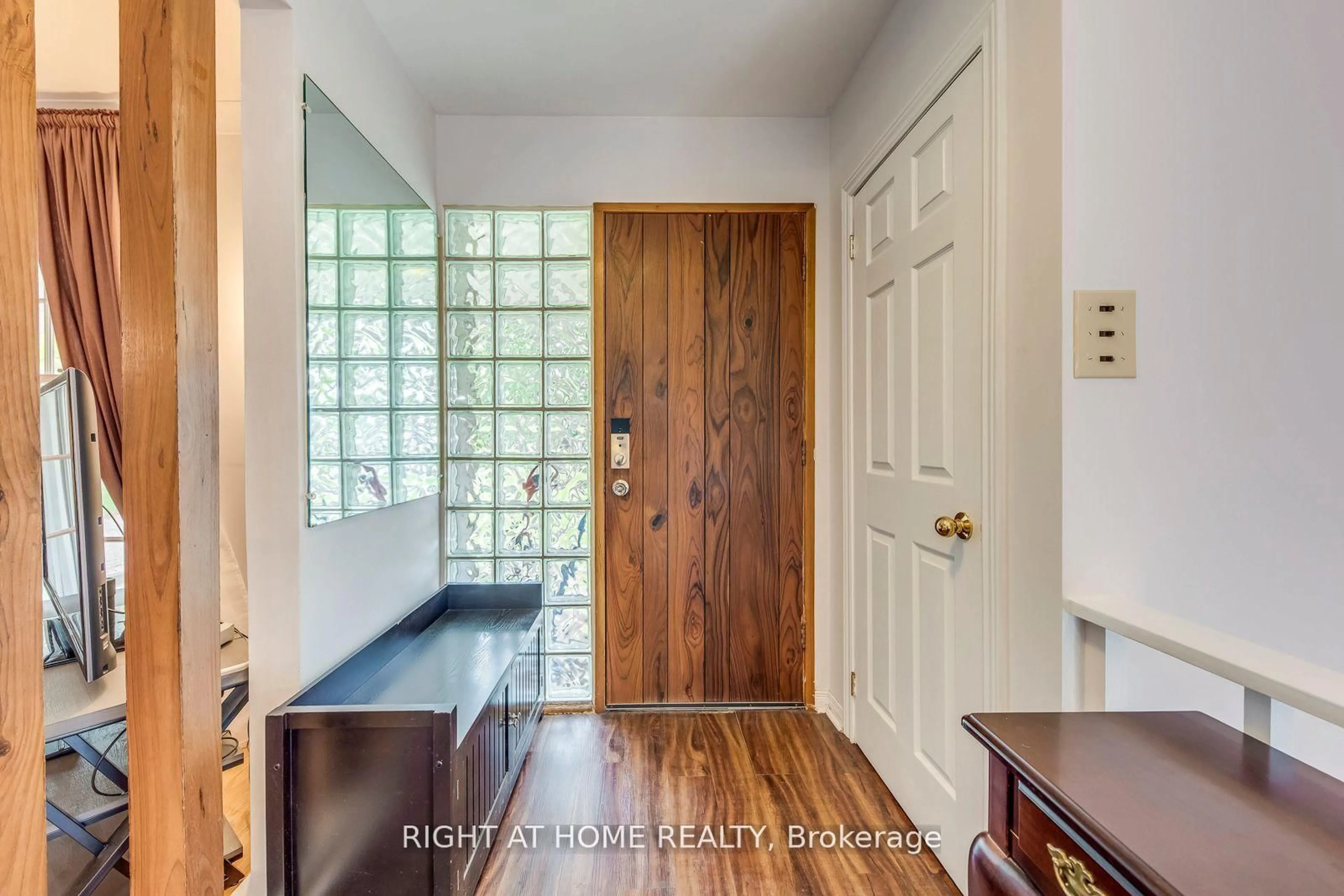 Indoor entryway for 145 Highland Park Blvd, Markham Ontario L3T 1B8