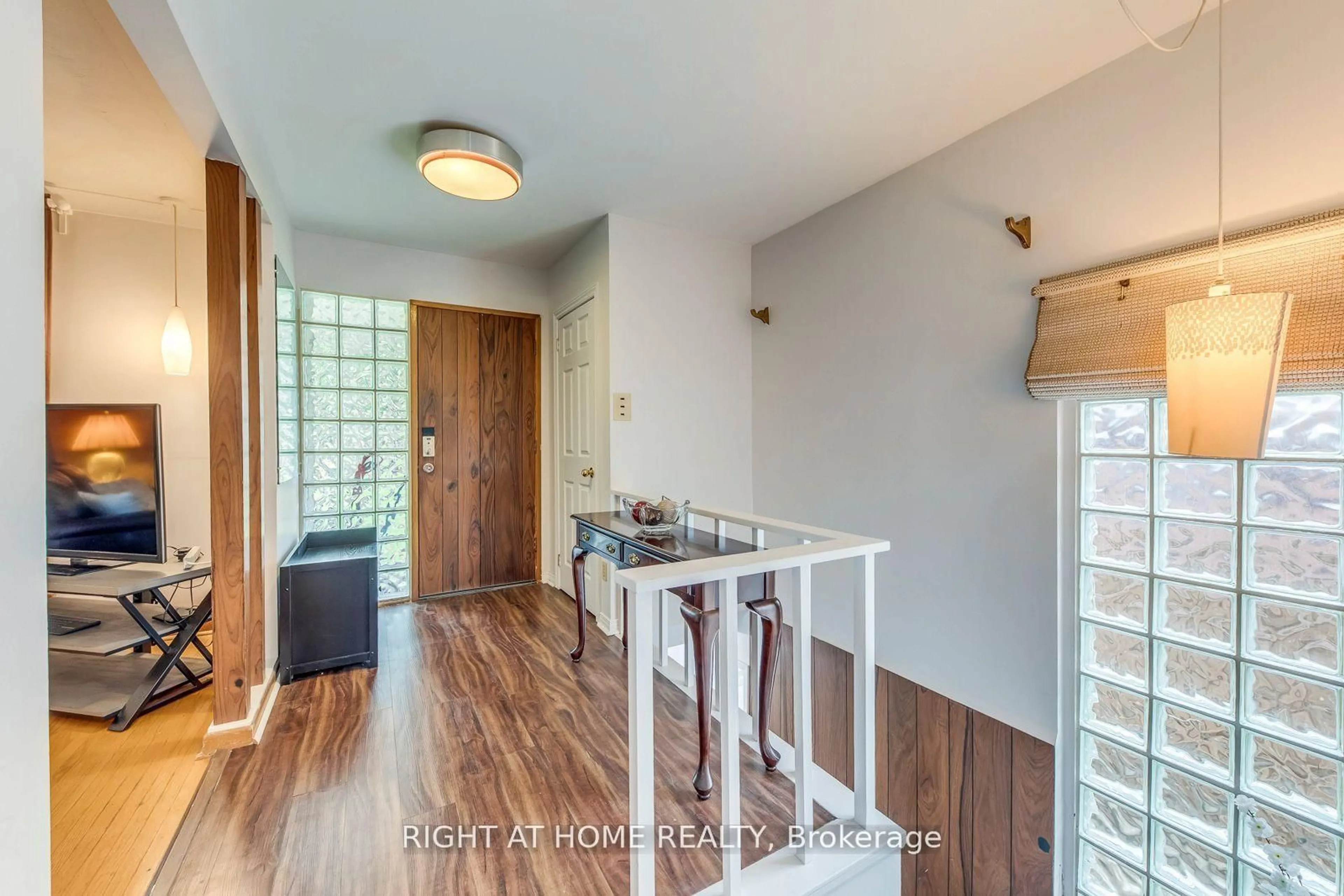 Indoor entryway for 145 Highland Park Blvd, Markham Ontario L3T 1B8