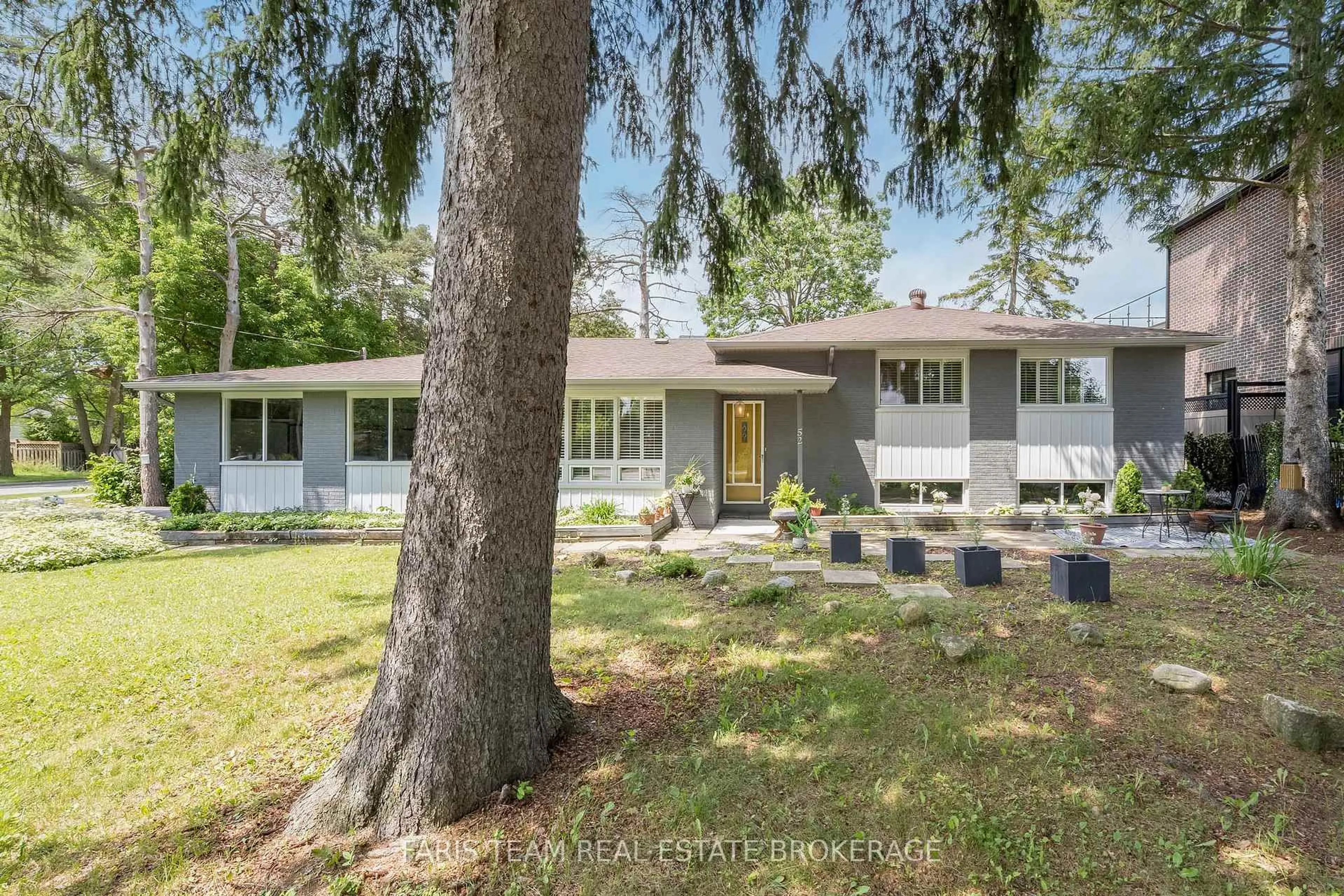 Home with vinyl exterior material, street for 52 May Ave, Richmond Hill Ontario L4C 3S6