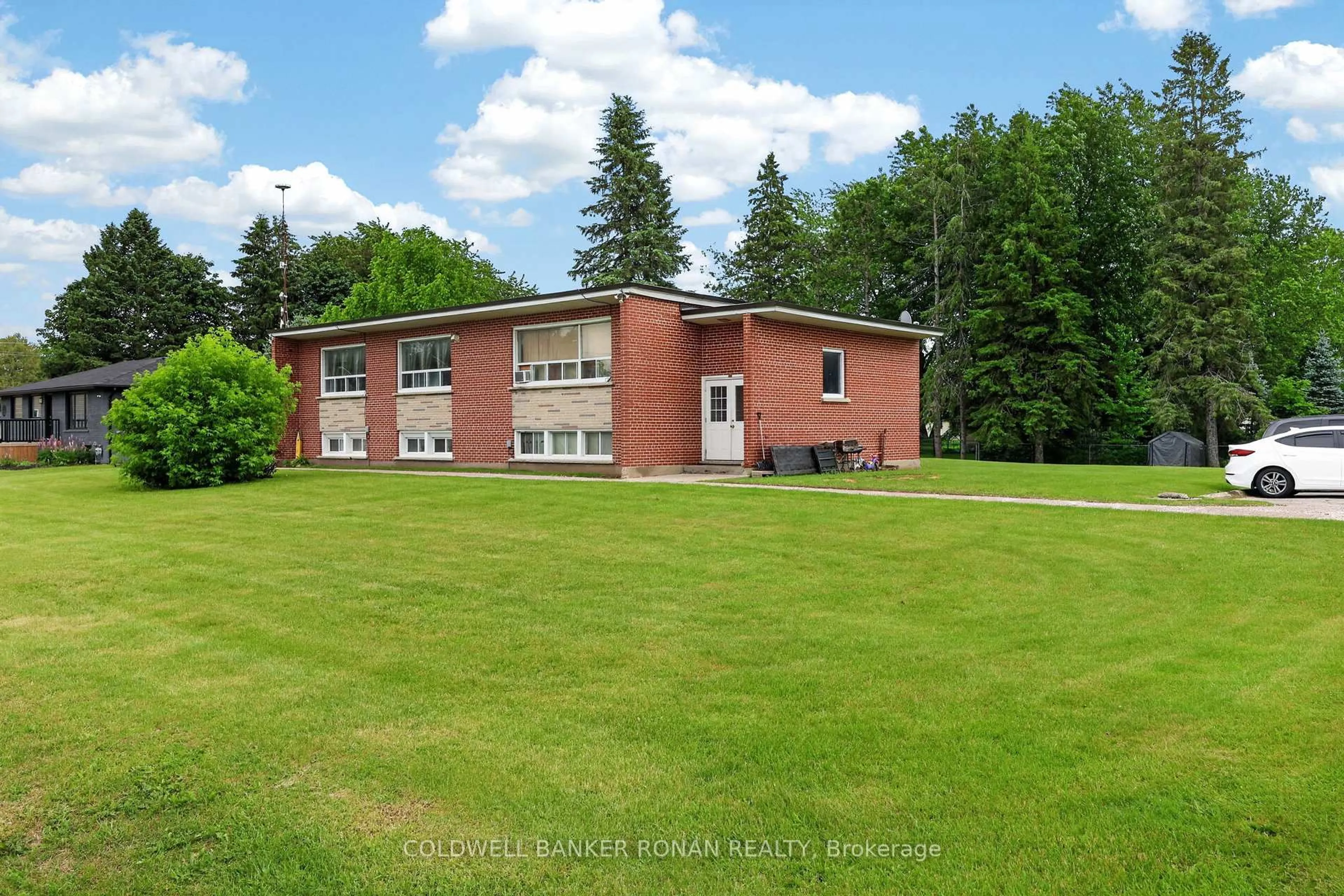 A pic from outside/outdoor area/front of a property/back of a property/a pic from drone, building for 181 Murphy Rd, Essa Ontario L0M 1B1
