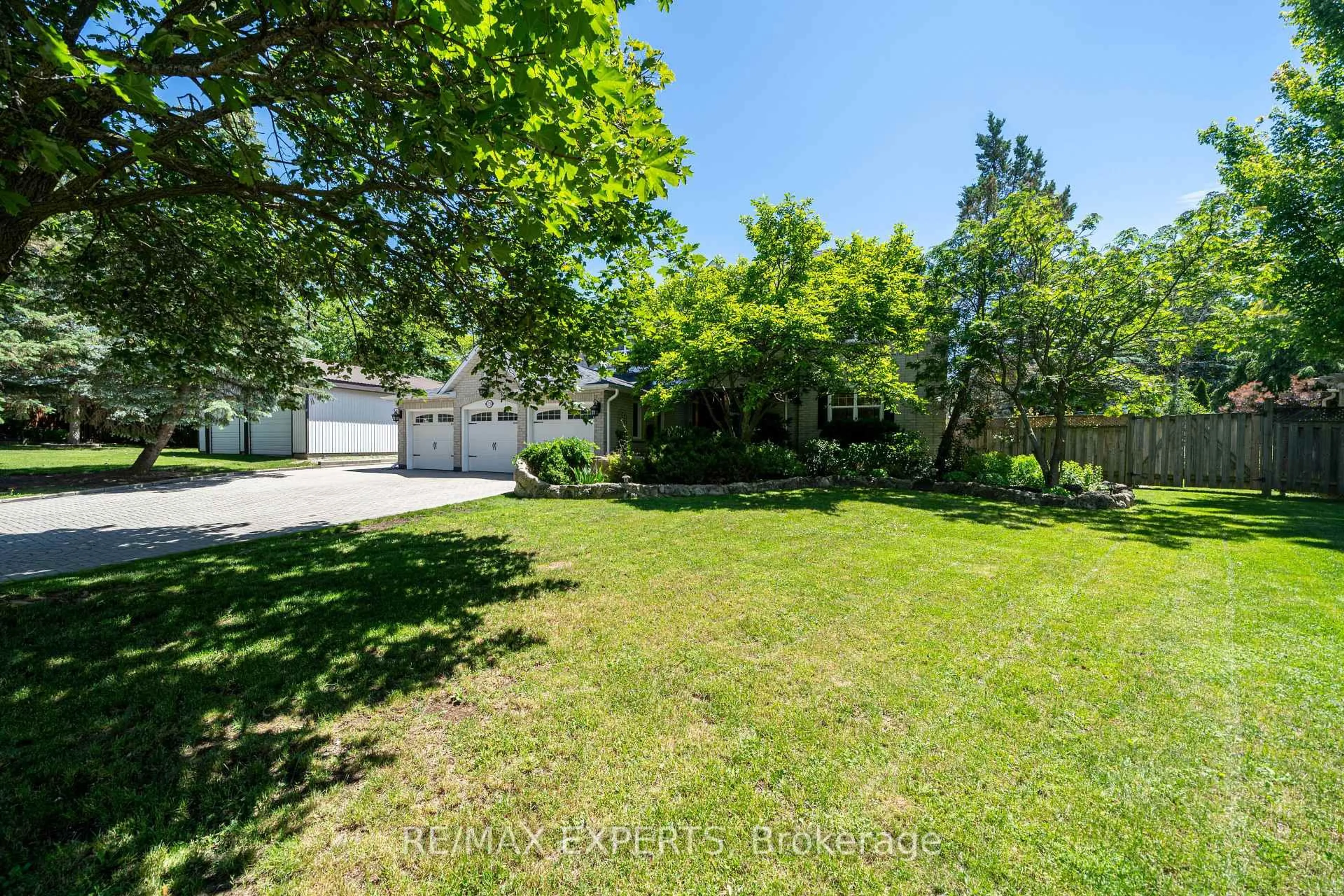 A pic from outside/outdoor area/front of a property/back of a property/a pic from drone, unknown for 123 Fern Valley Cres, Richmond Hill Ontario L4E 2K3