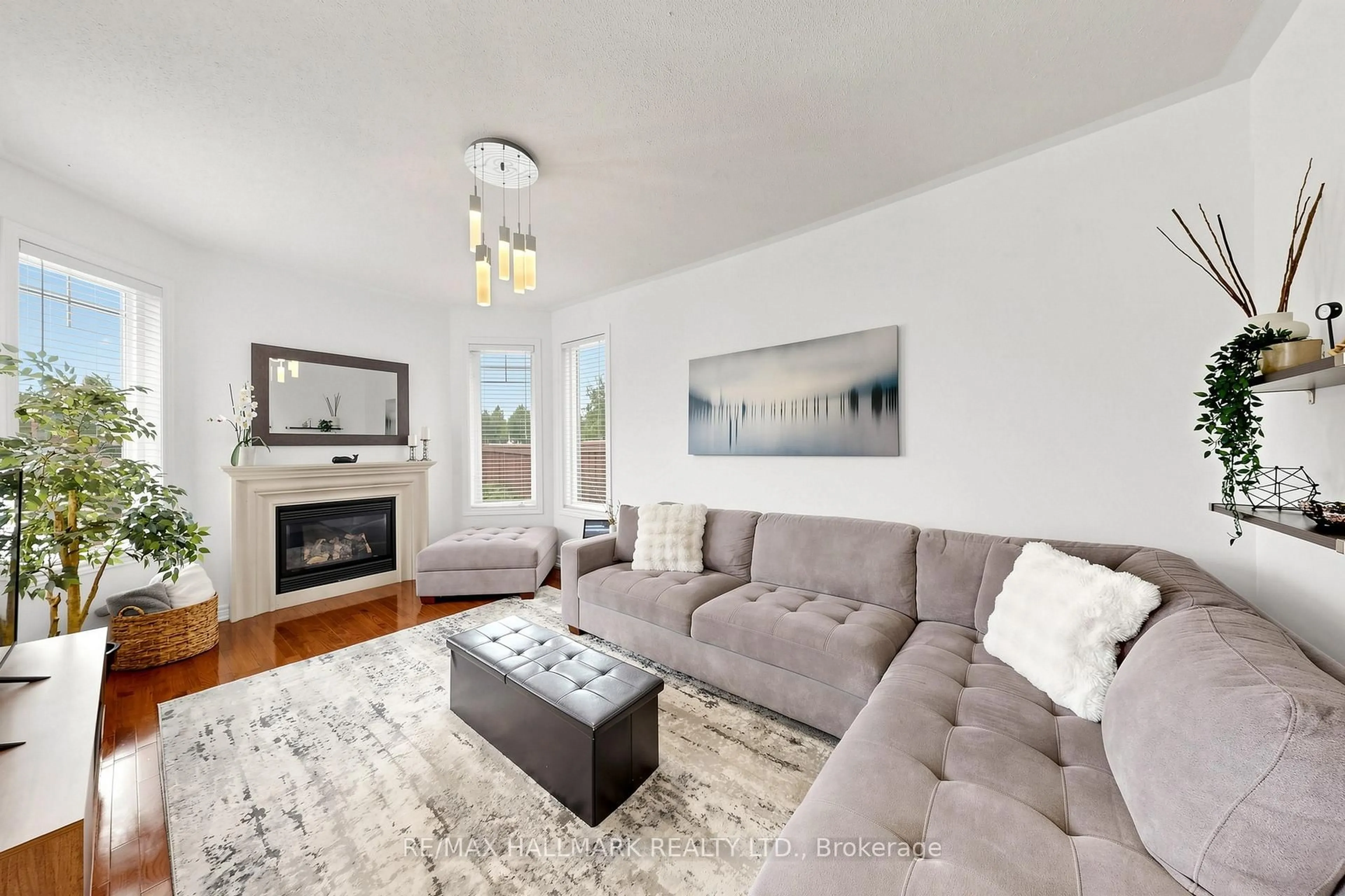 Living room with furniture, unknown for 10 Windrow St, Richmond Hill Ontario L4E 0B6