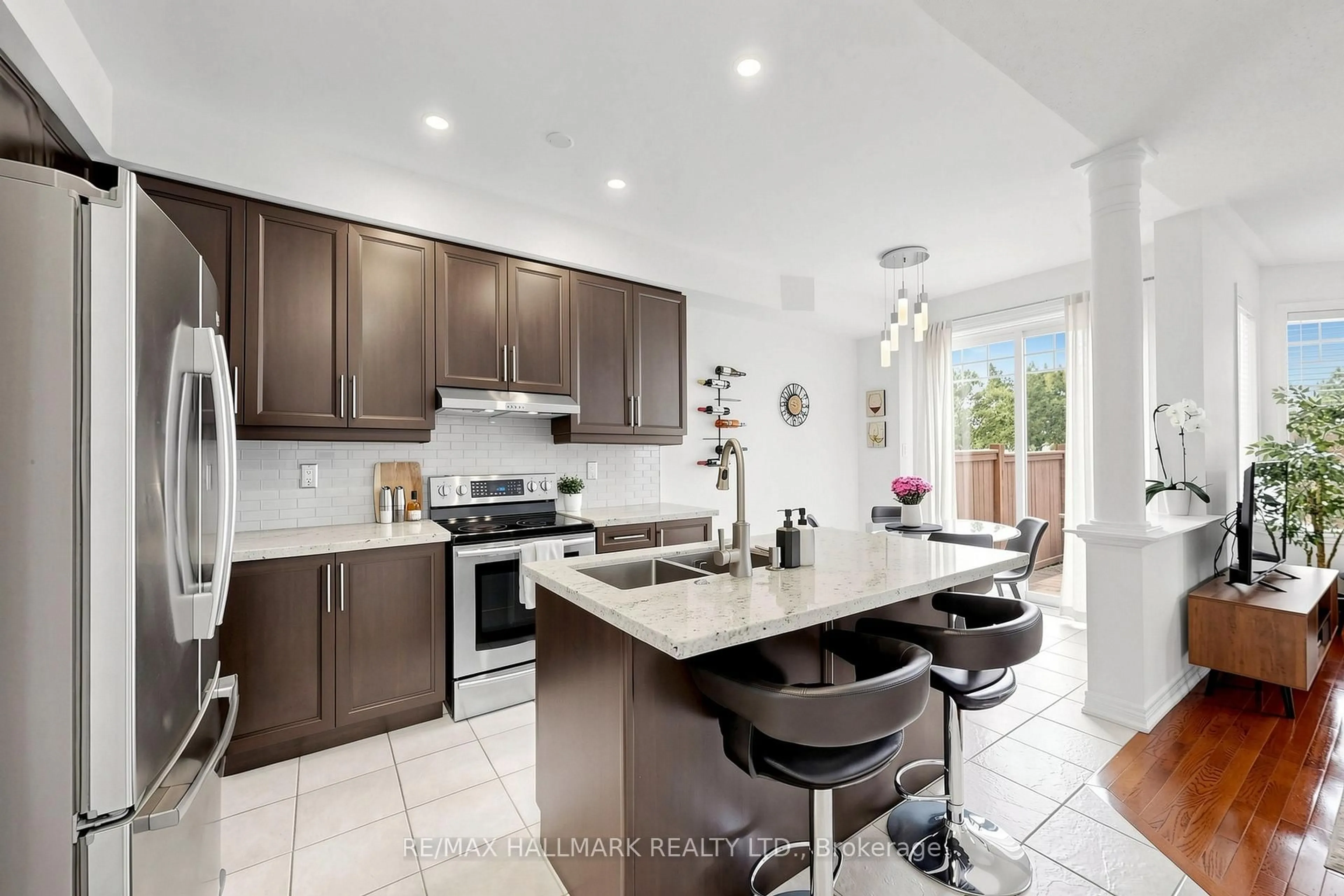 Open concept kitchen, ceramic/tile floor for 10 Windrow St, Richmond Hill Ontario L4E 0B6